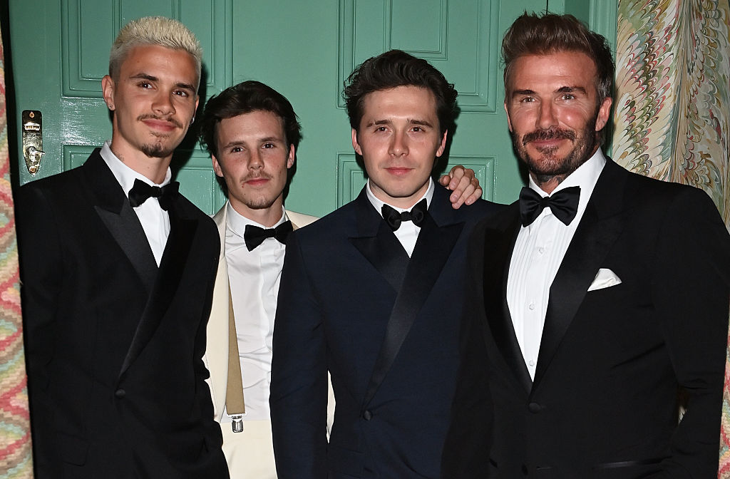 20 avril 2024... Fête organisée pour les 50 ans de Victoria Beckham à Oswald's, Mayfair, Londres. ... Ici : David Beckham, Brooklyn Beckham, Romeo Beckham et Cruz Beckham I Source : Getty Images