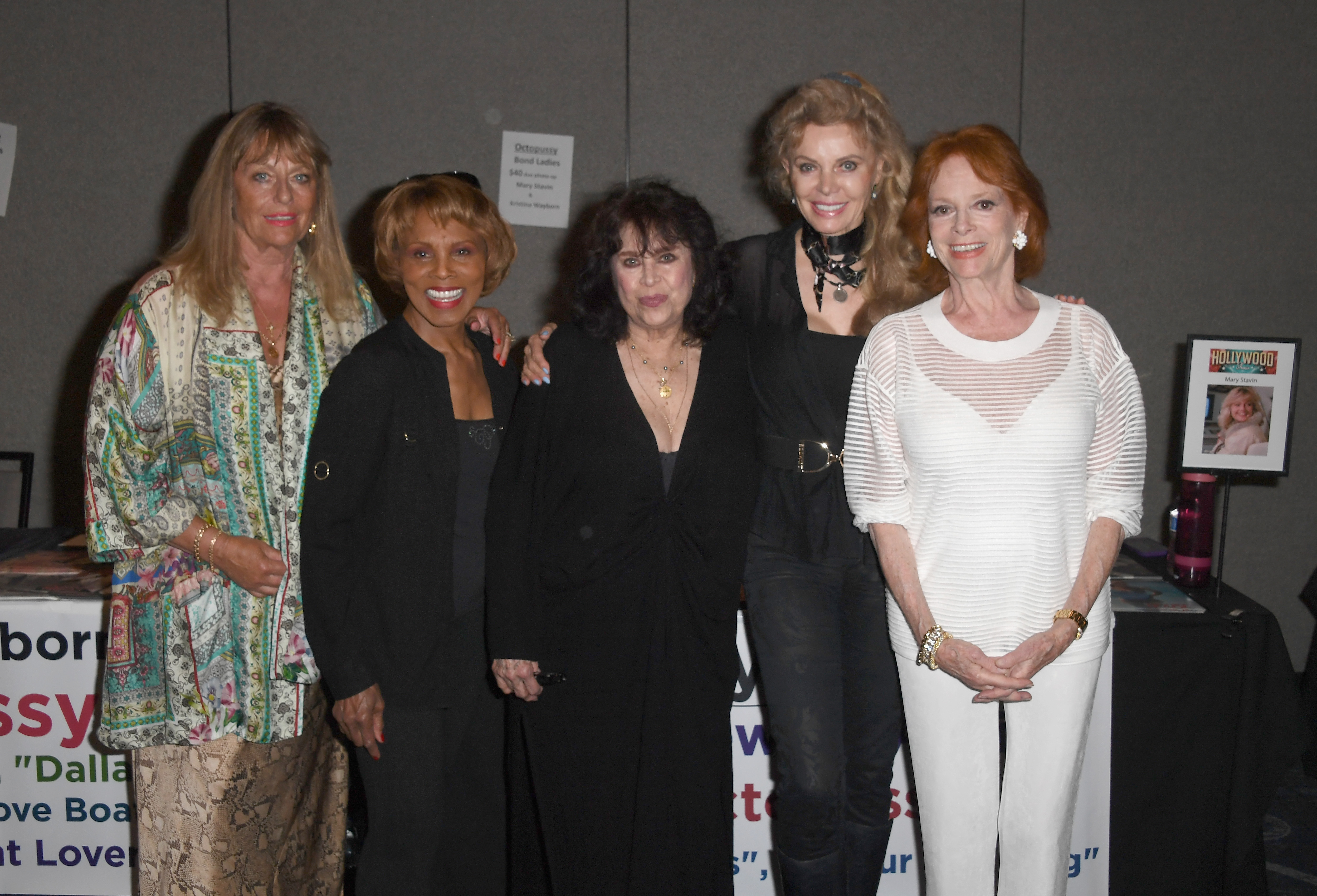 Mary Stävin, Gloria Hendry, Lana Wood, Kristina Wayborn et Luciana Paluzzi assistent au Hollywood Show qui se tient au Los Angeles Marriott Burbank Airport le 2 juillet 2022 | Source : Getty Images