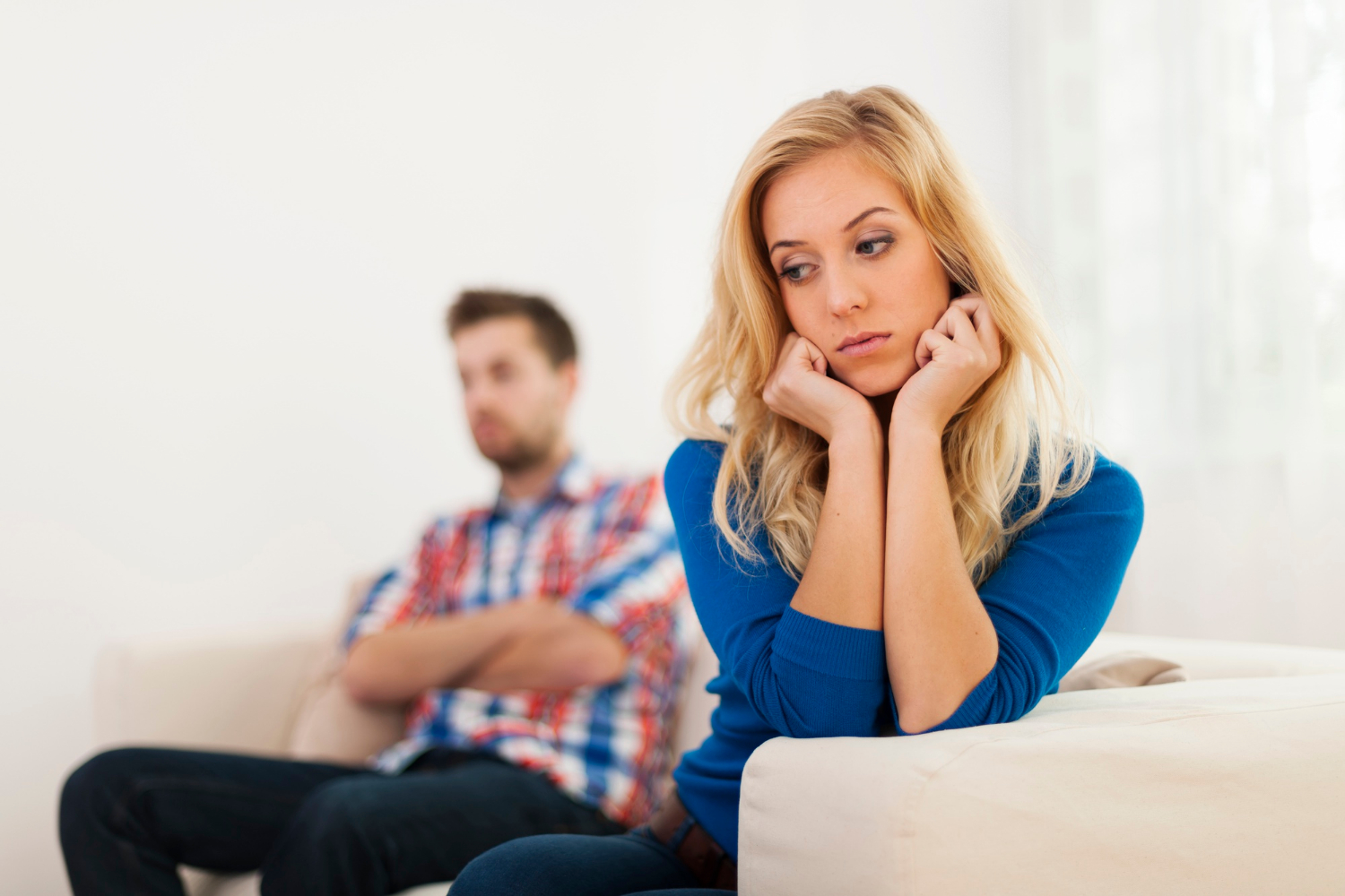 Un couple en détresse assis sur le canapé | Source : Freepik