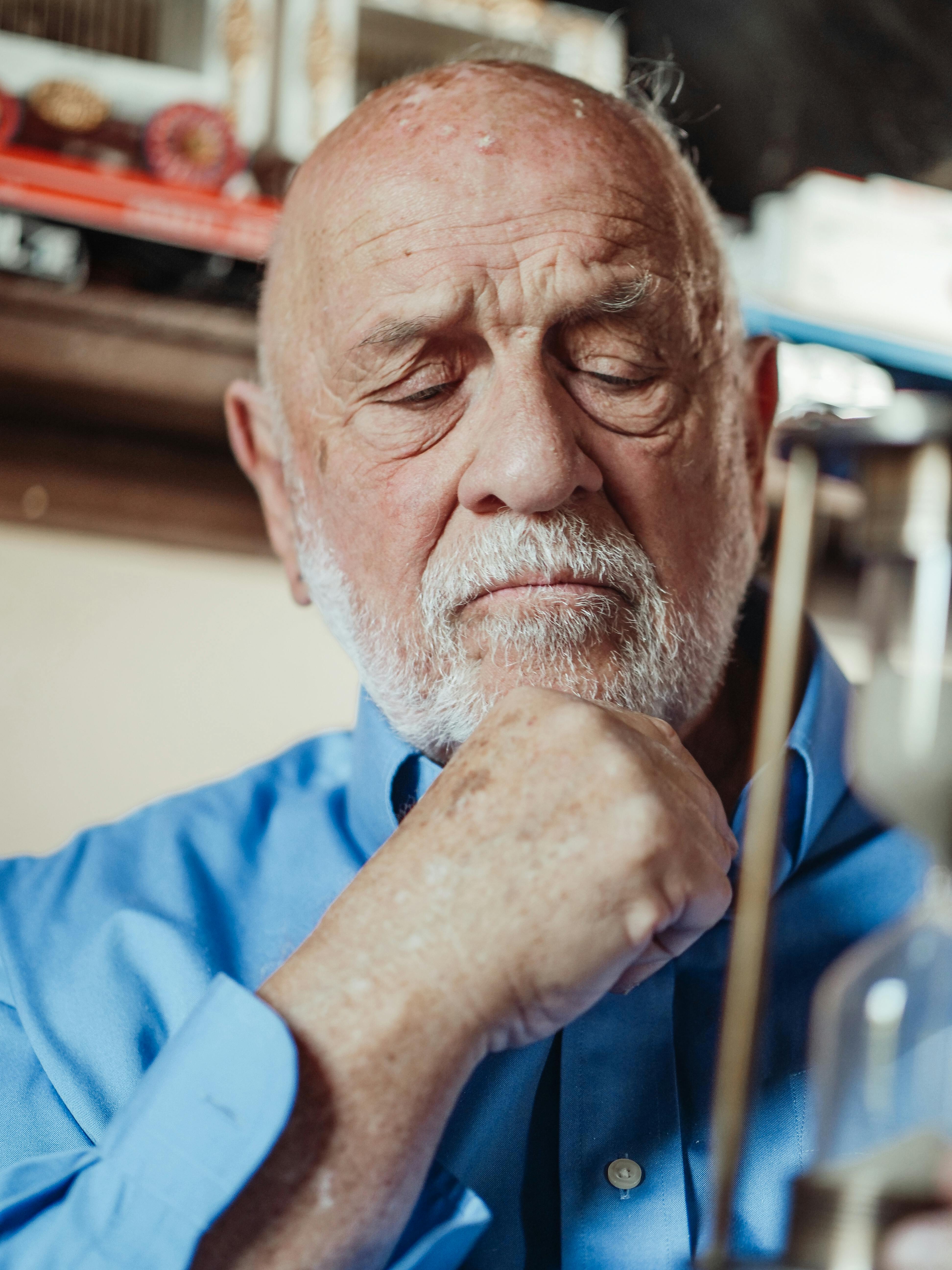 Un homme qui réfléchit | Source : Pexels