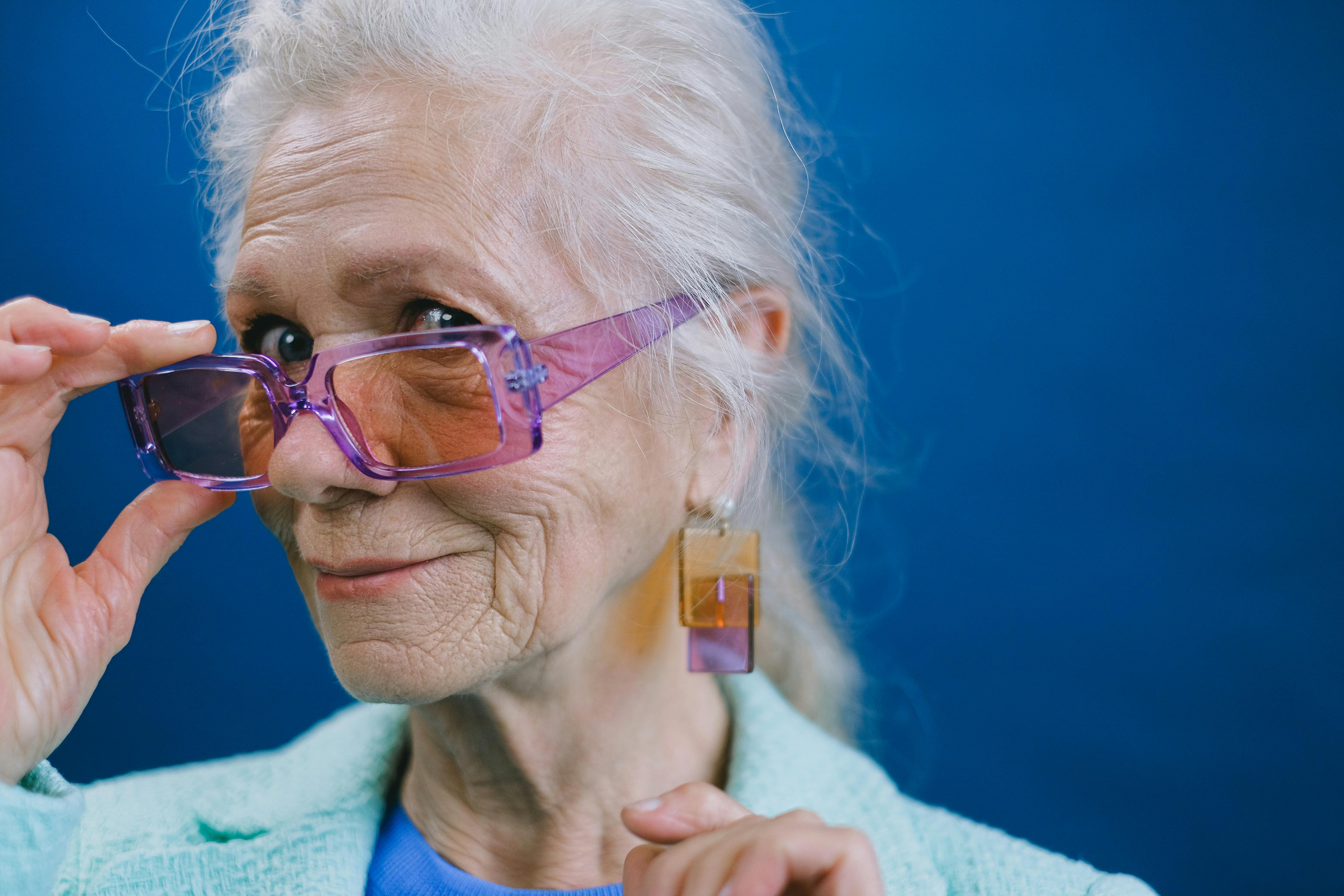 Une dame âgée sourit | Source : Pexels