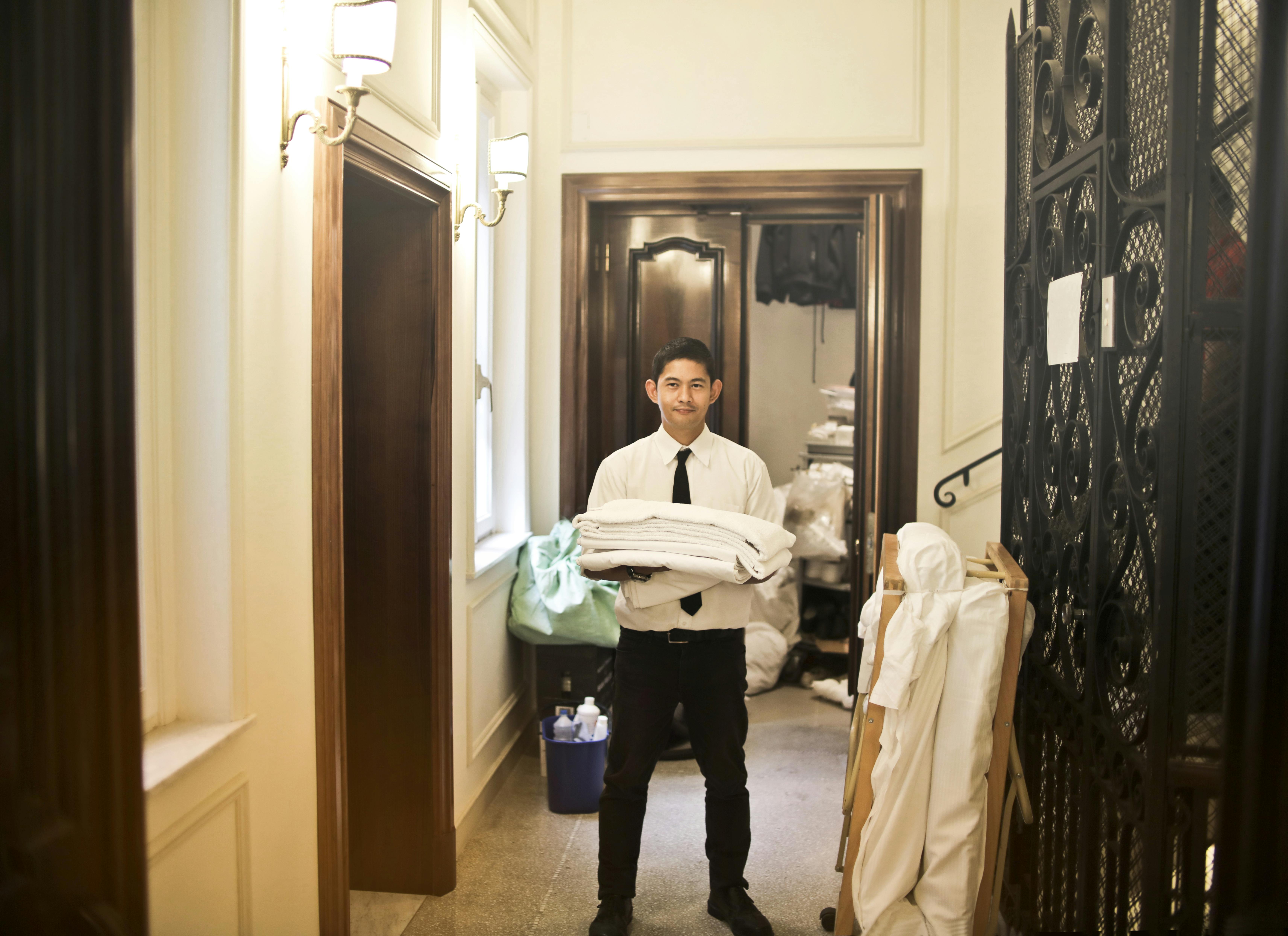 Un homme travaillant dans un hôtel | Source : Pexels