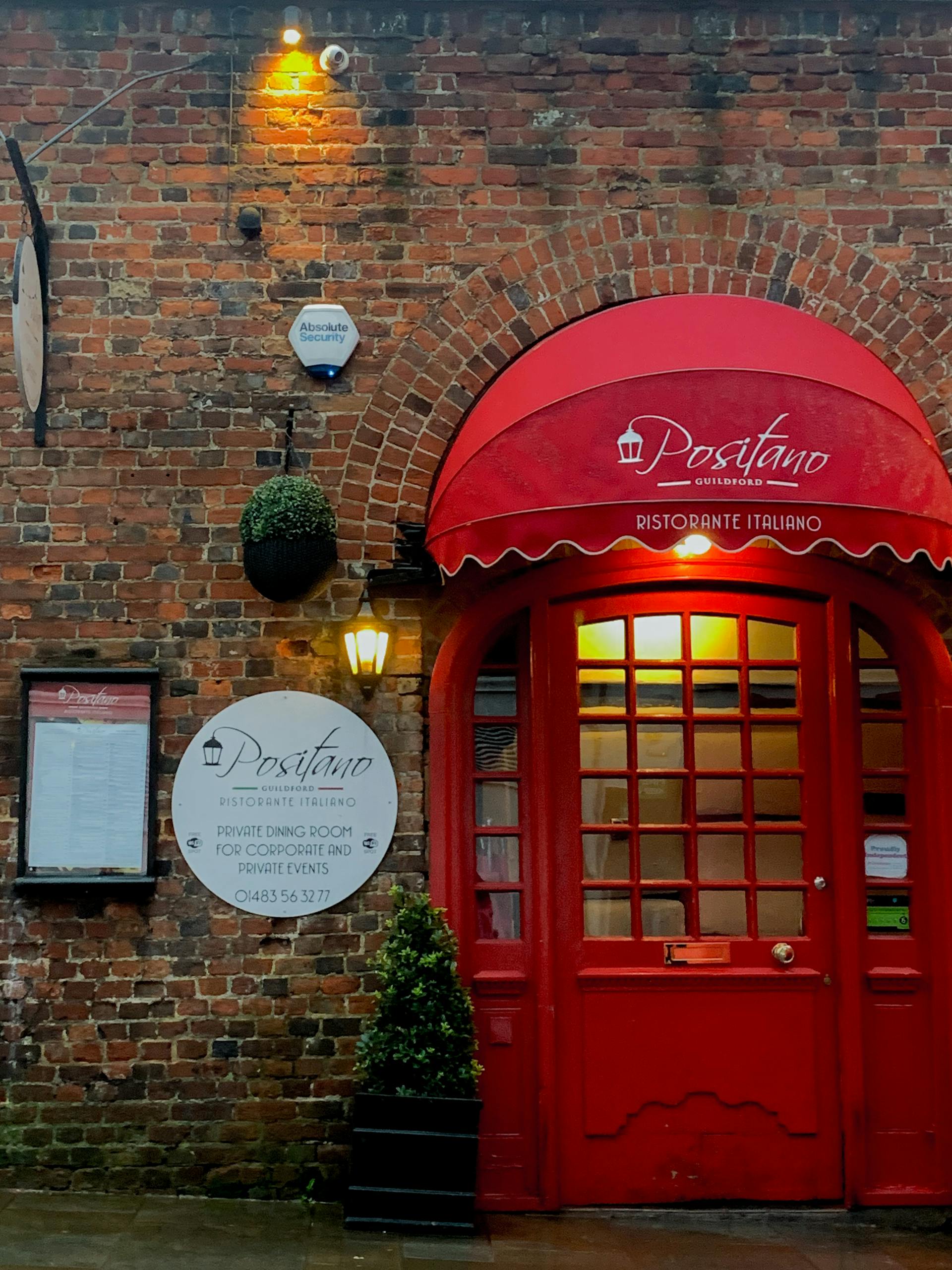 L'entrée d'un restaurant | Source : Pexels