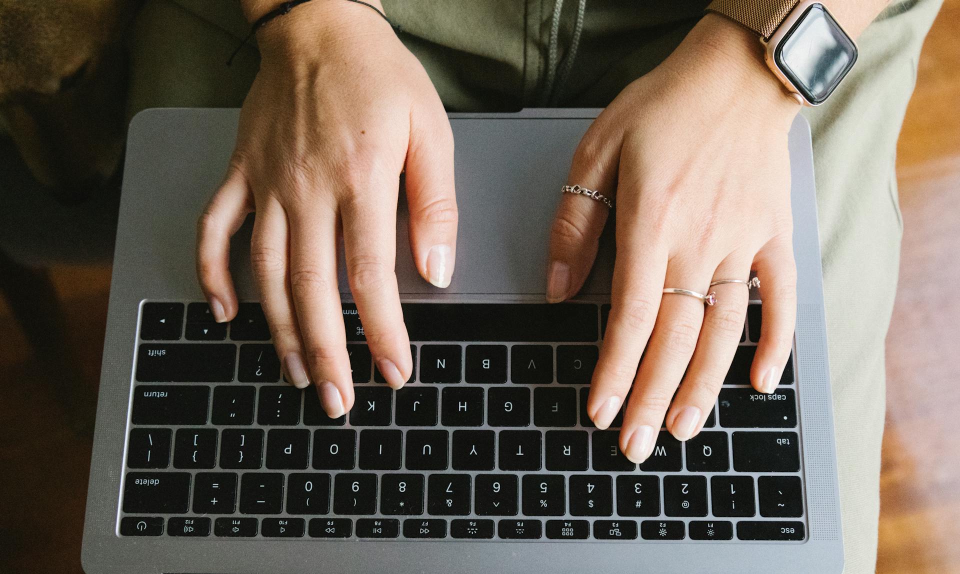 Une femme utilisant son ordinateur portable | Source : Pexels
