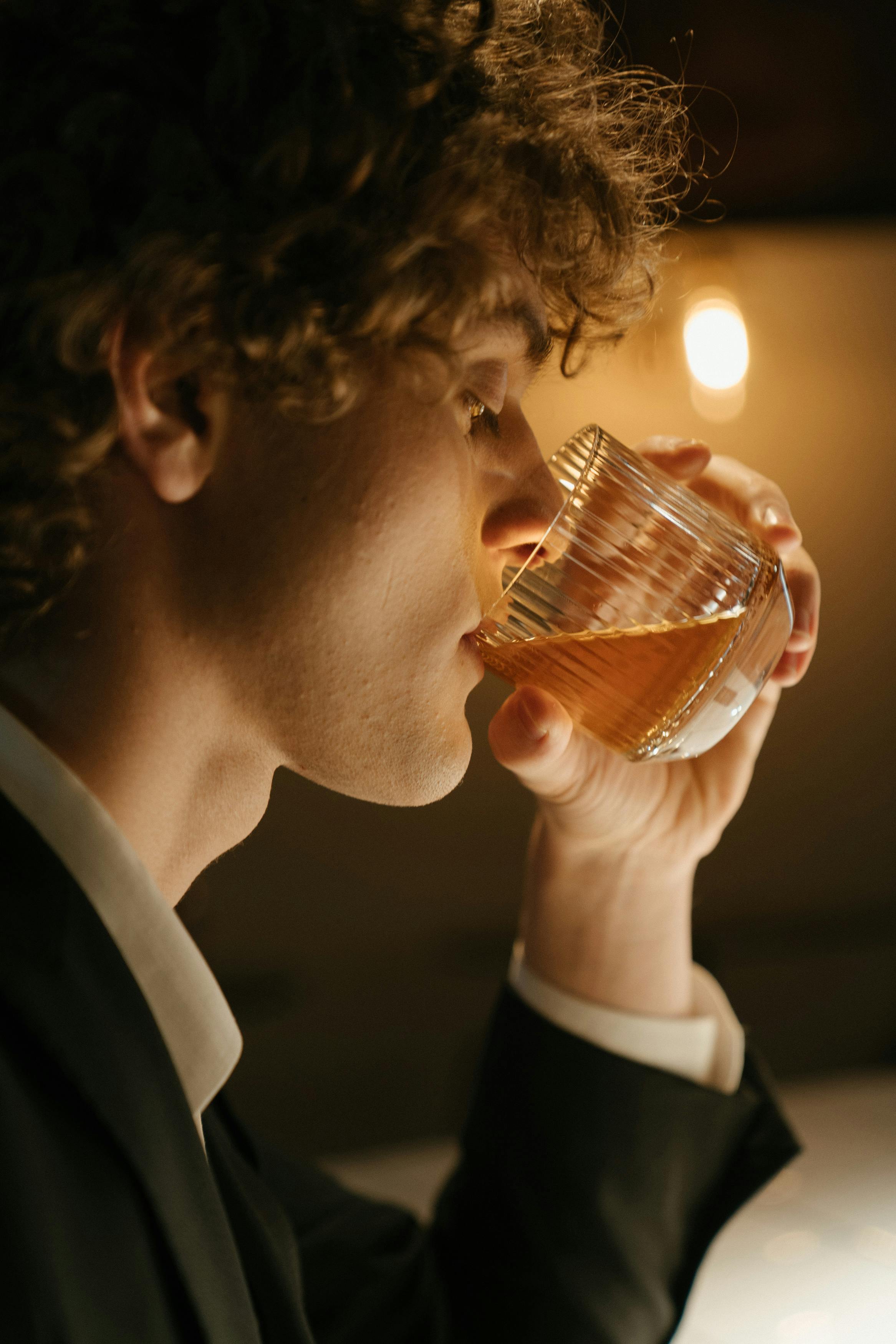 Un homme qui boit dans un verre | Source : Pexels