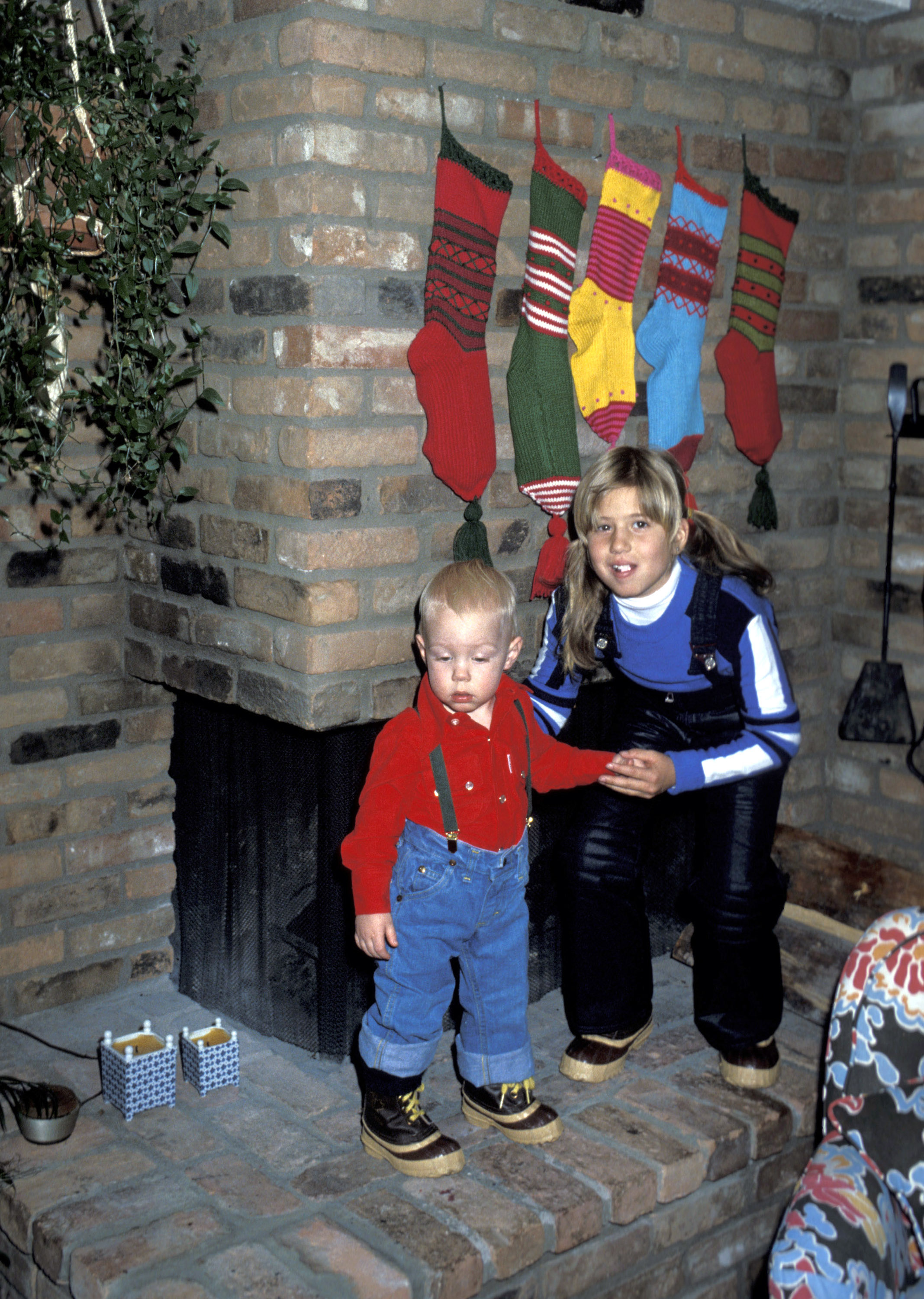 Chastity Bono et Elijah Blue Allman le 12 décembre 1977. | Source : Getty Images