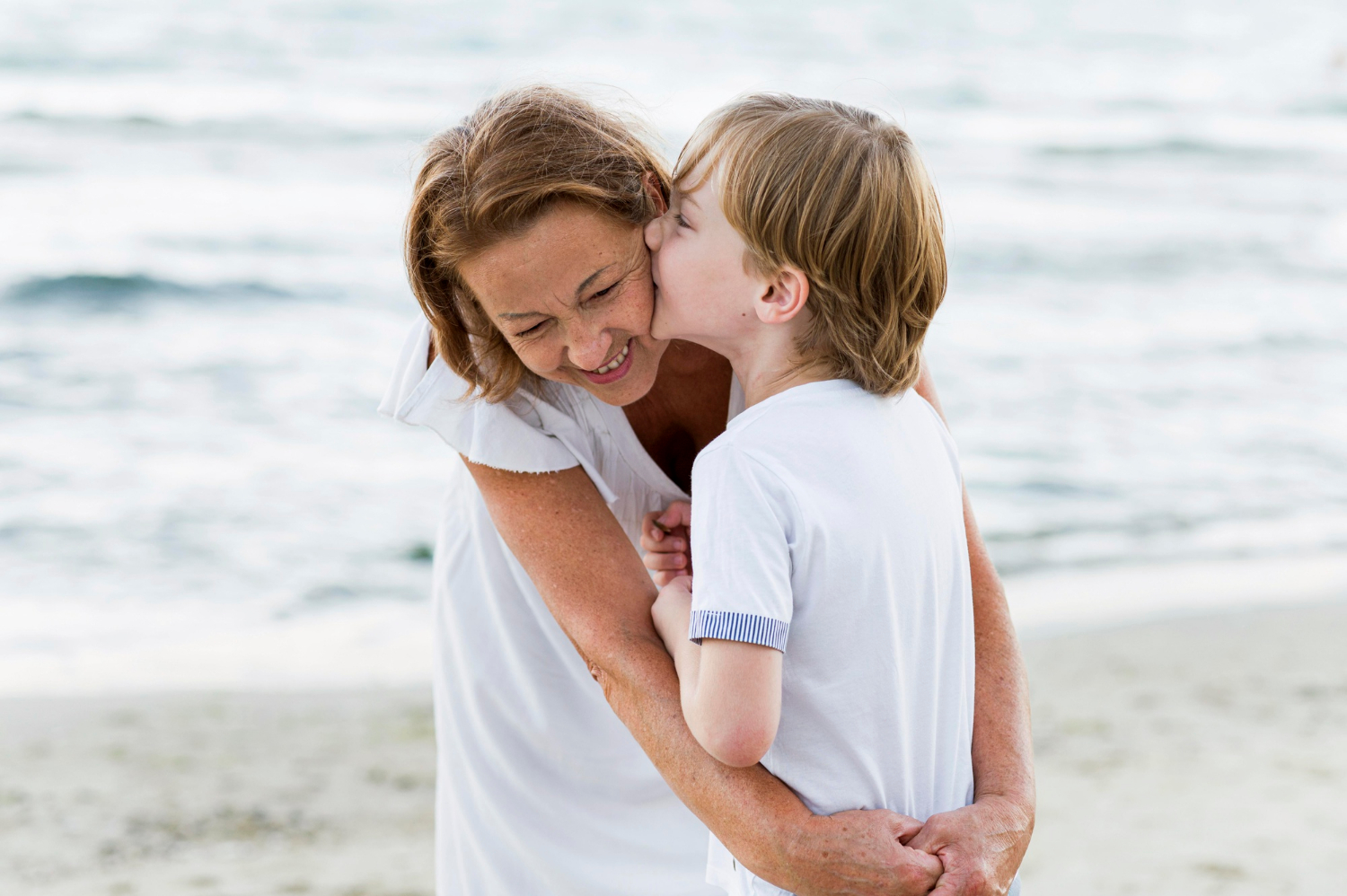 Un petit garçon qui embrasse sa grand-mère | Source : Freepik