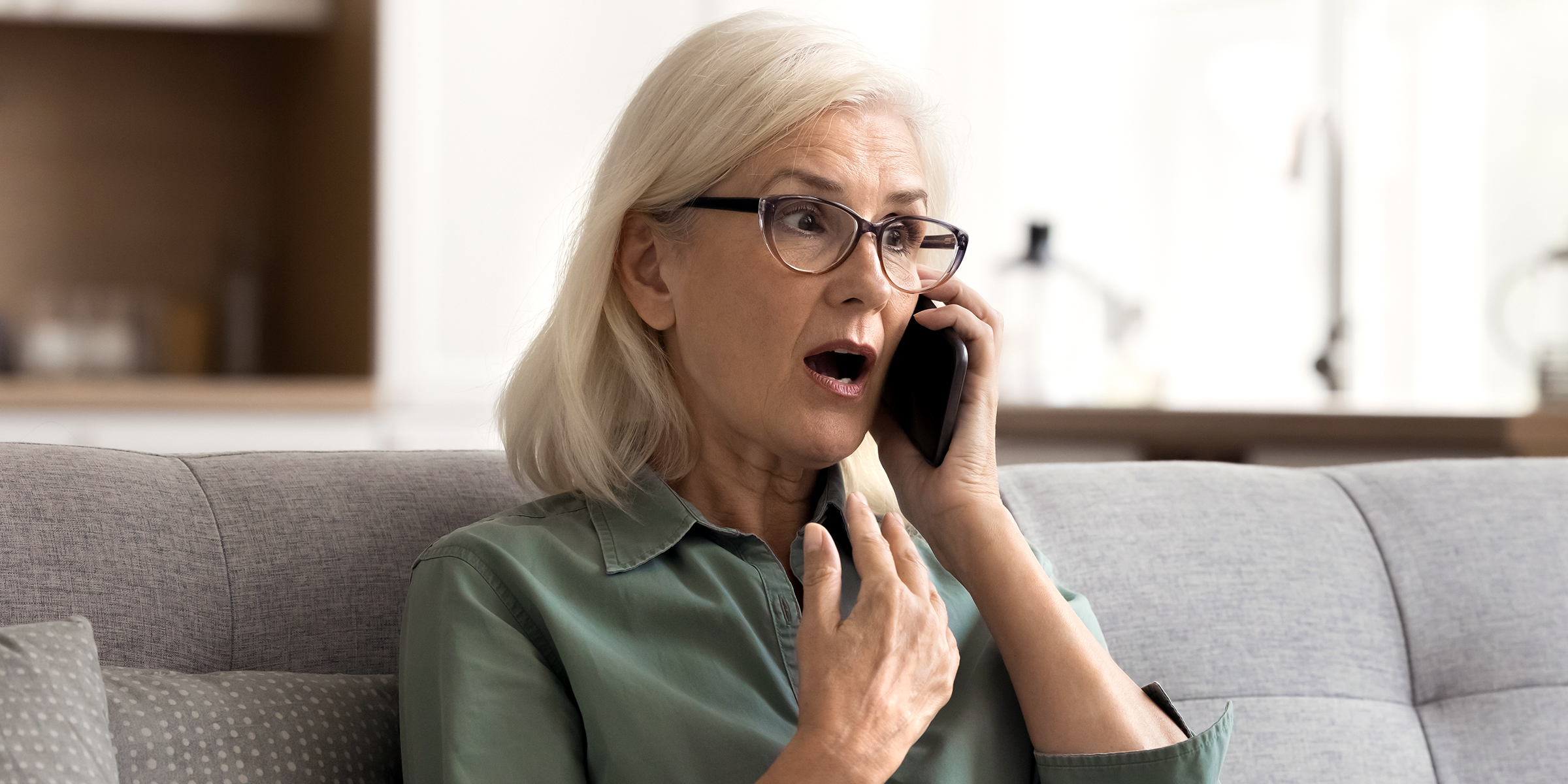 Une femme âgée au téléphone | Source : Shutterstock