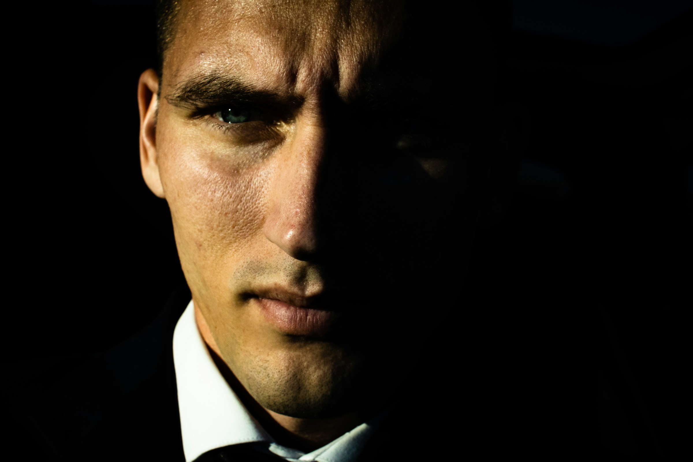 Un homme en costume | Source : Unsplash