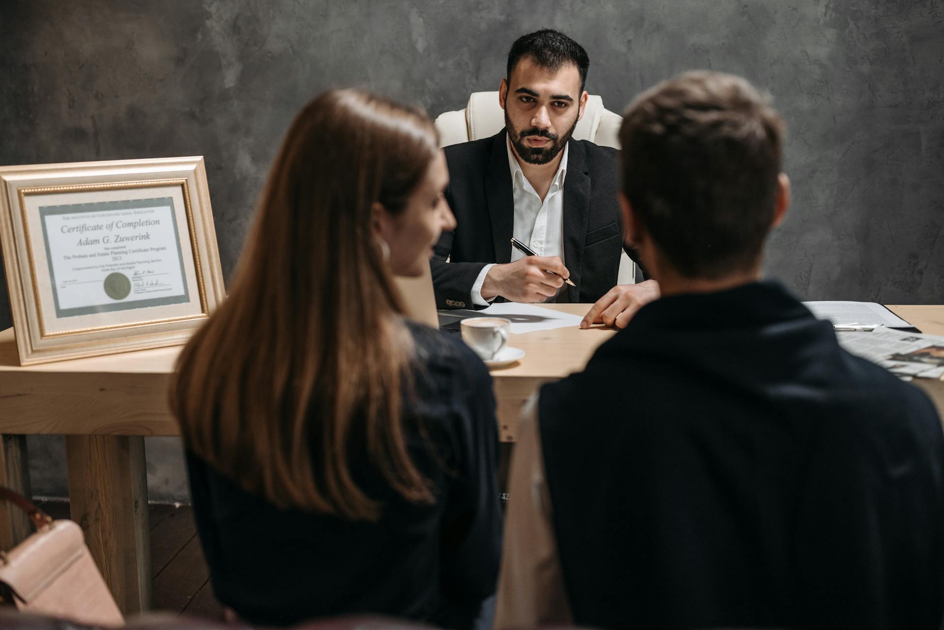 Un couple assis dans le bureau d'un avocat | Source : Pexels
