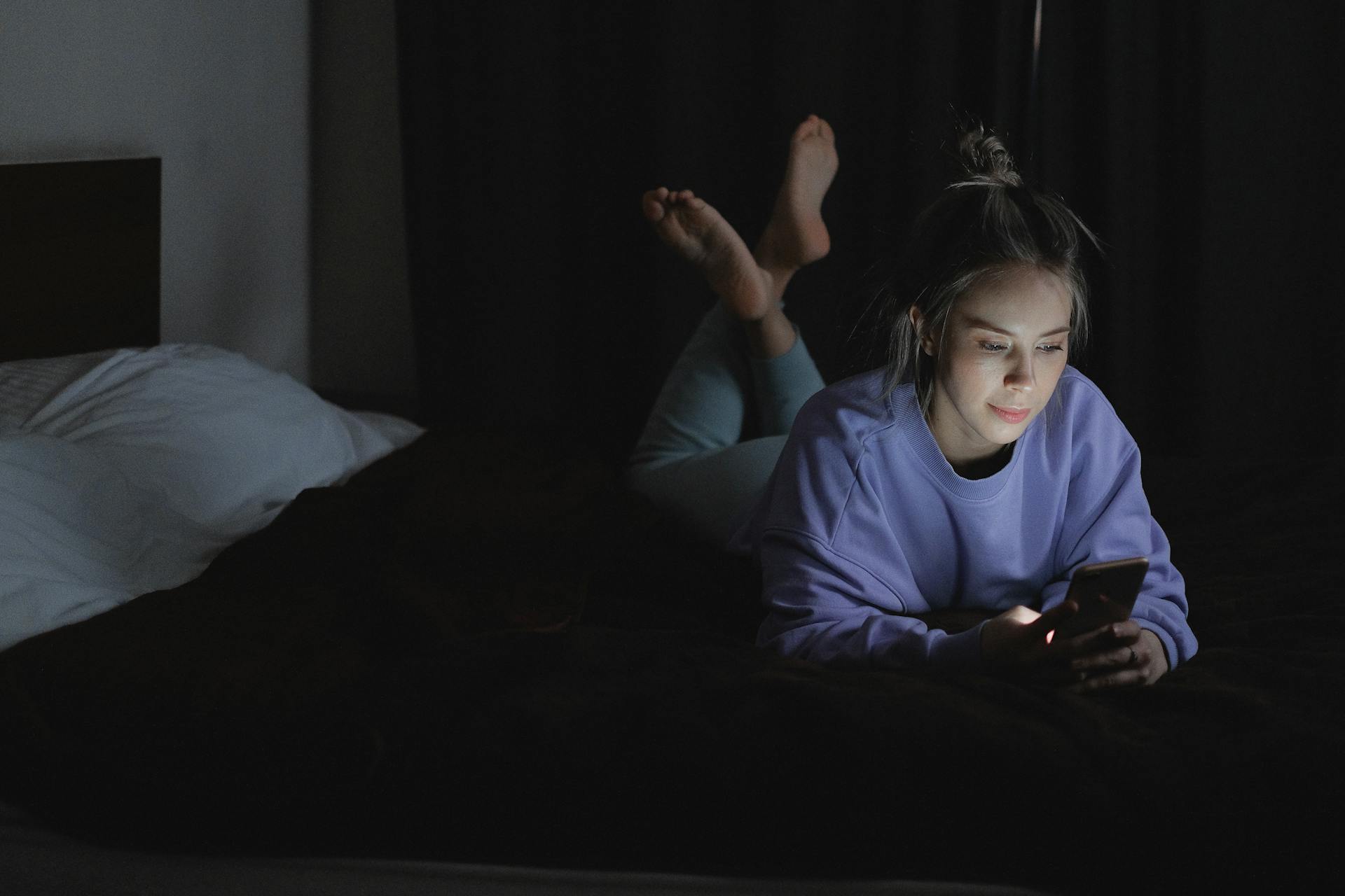Une femme utilisant son portable | Source : Pexels