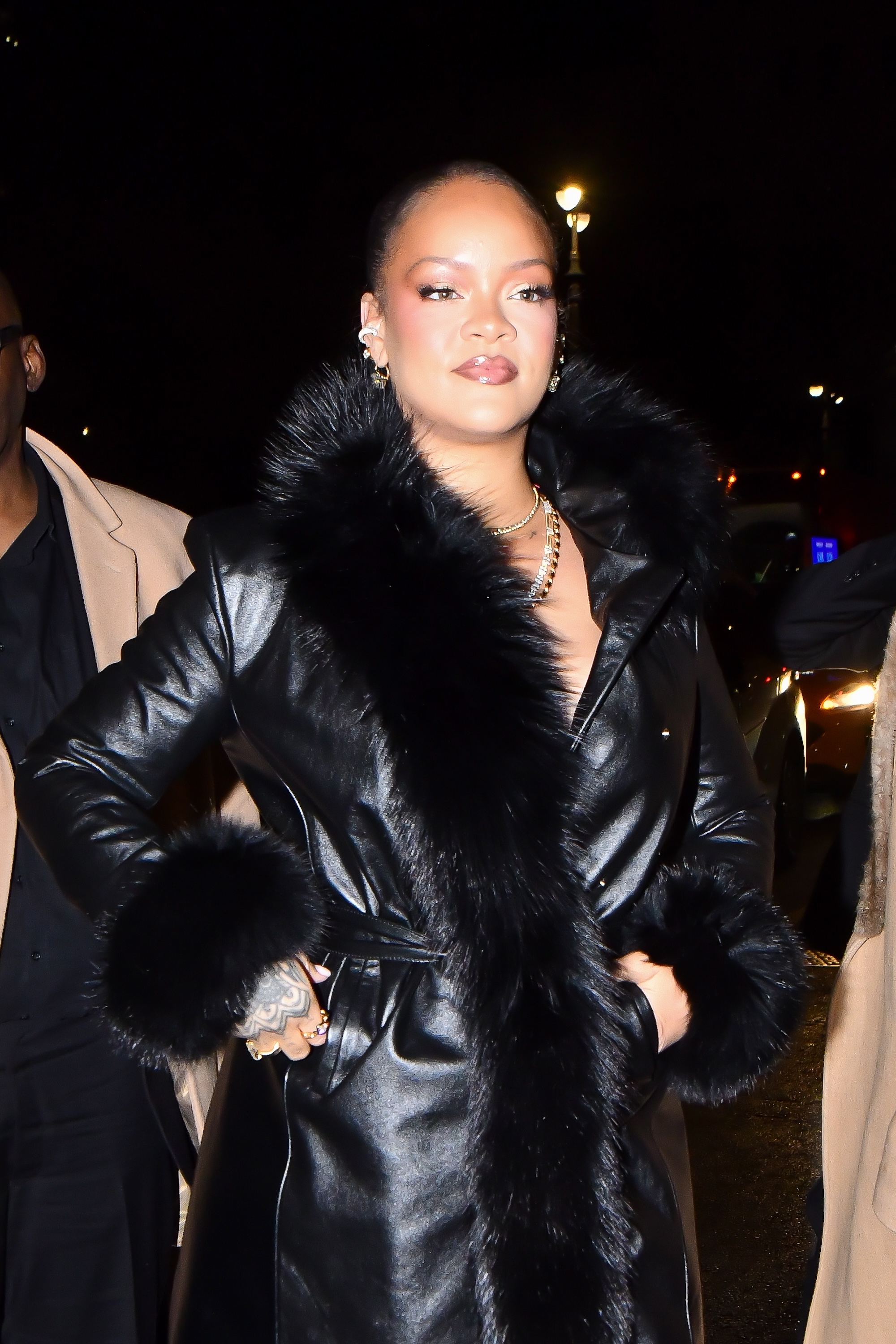 Rihanna est vue en train de se promener à Manhattan le 13 février 2026 à New York. | Source : Getty Images