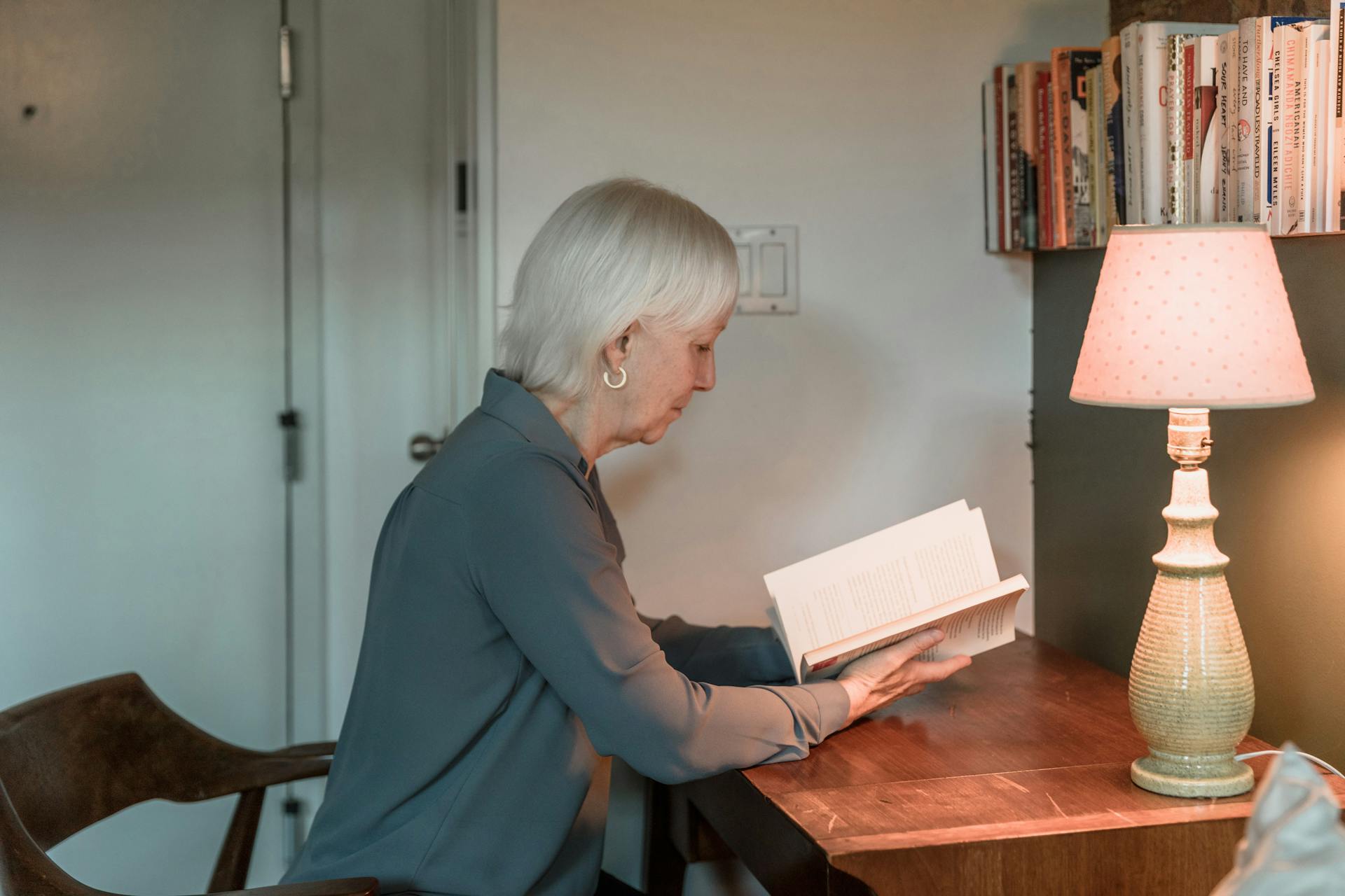 Une femme âgée lisant un livre | Source : Pexels