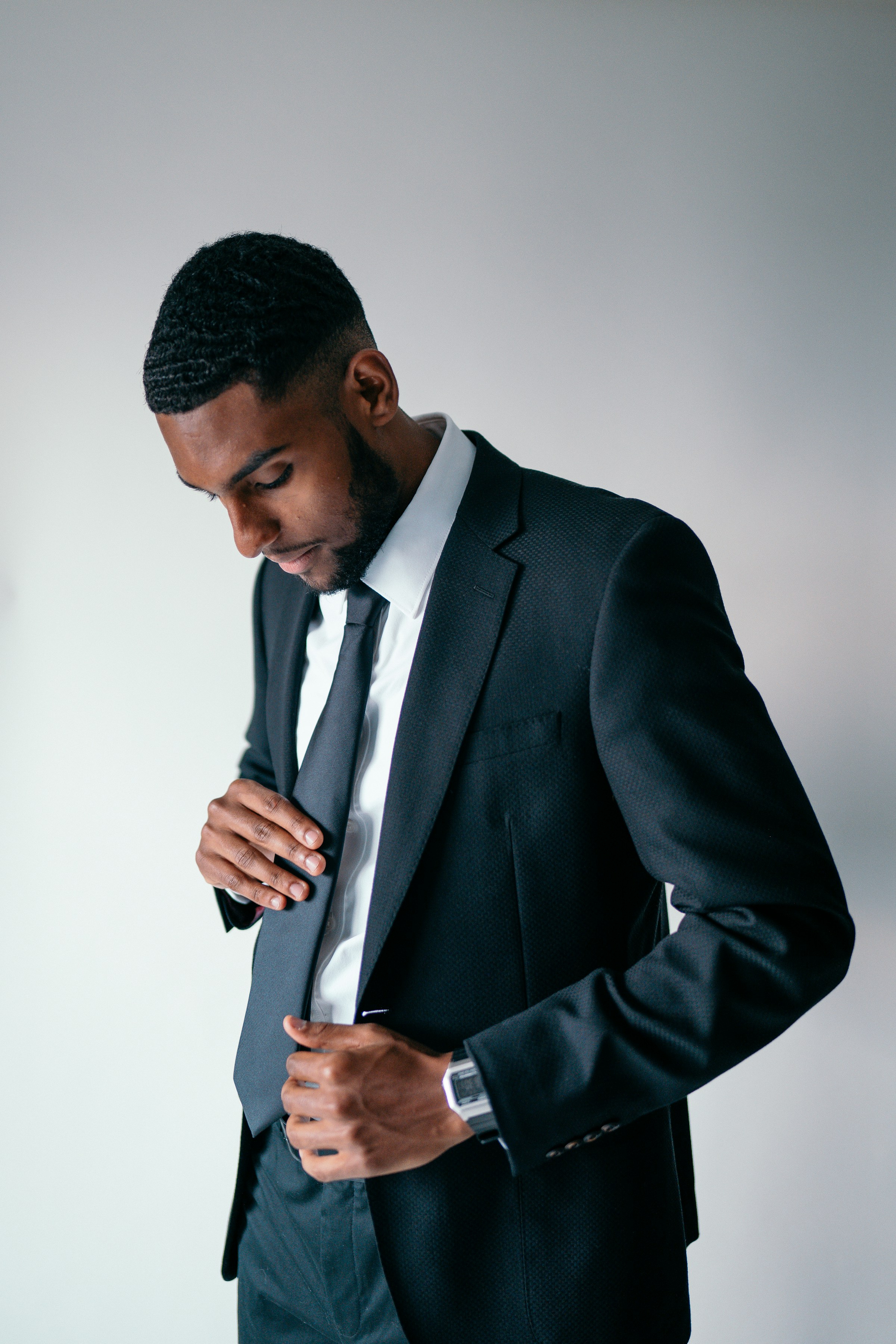 Un homme portant un costume | Source : Unsplash