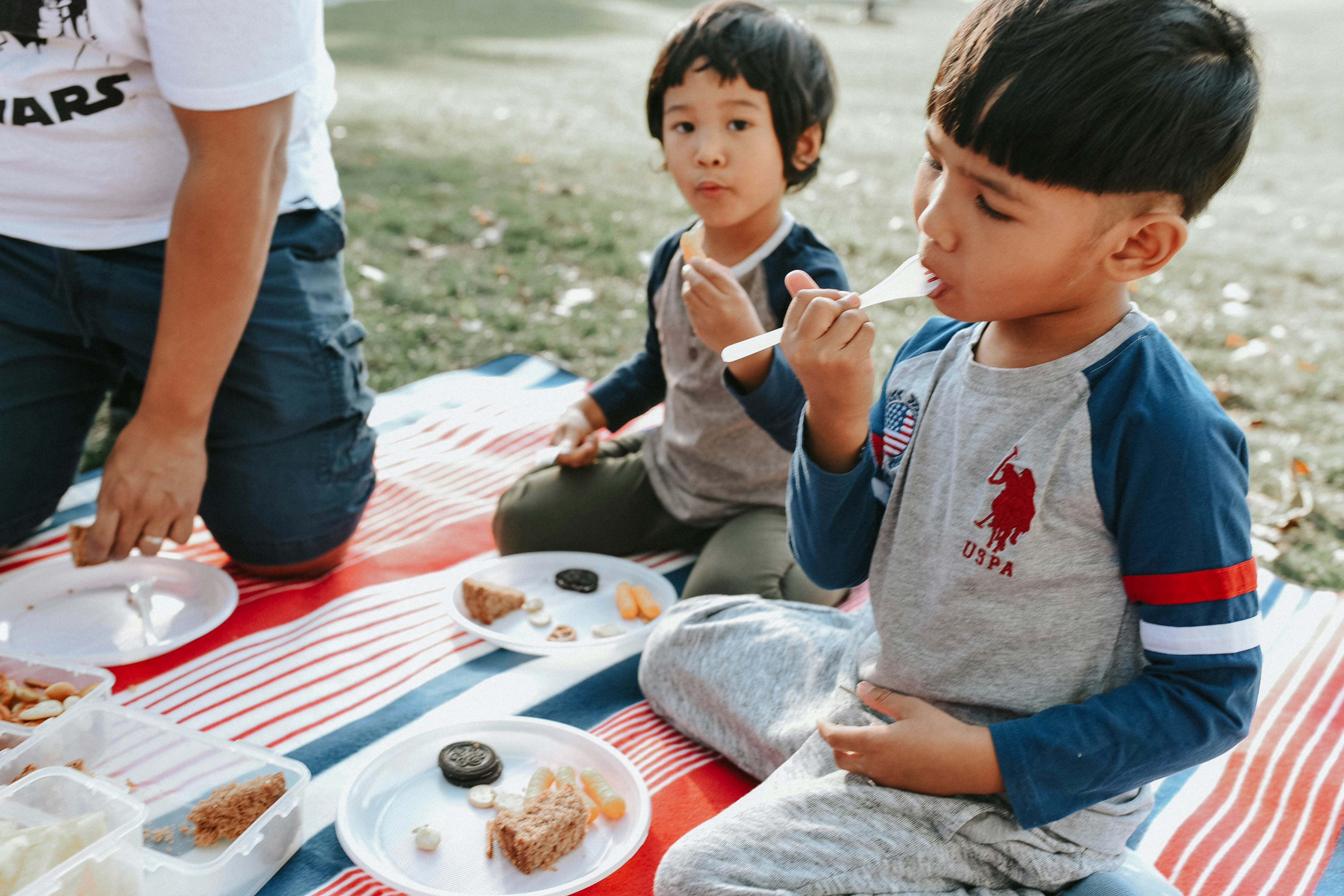 Des enfants qui mangent | Source : Unsplash