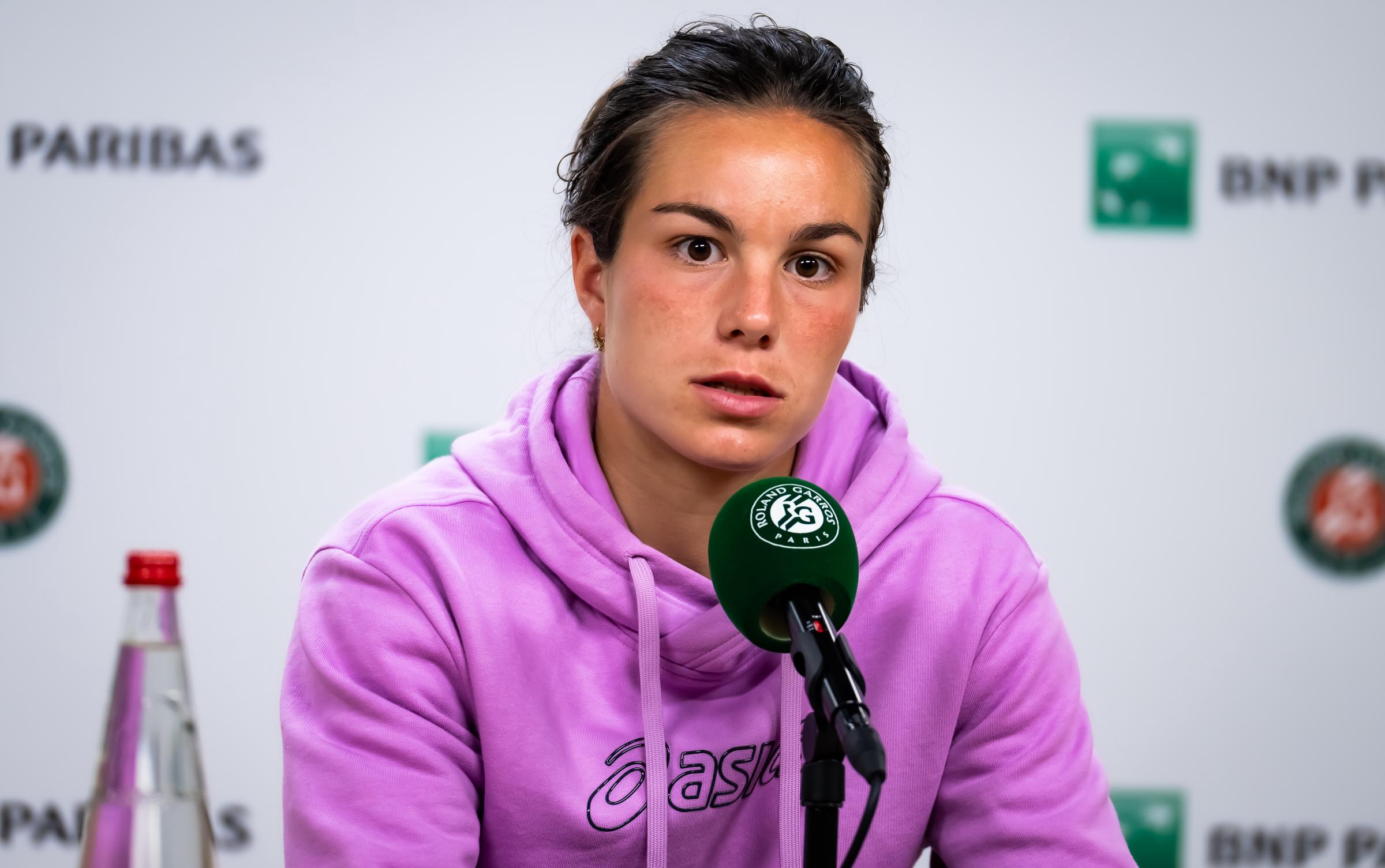 Loïs Boisson de France parle aux médias après avoir battu Mirra Andreeva en quart de finale lors de la onzième journée des Internationaux de France à Roland Garros le 04 juin 2025 à Paris, France I Source : Getty Images