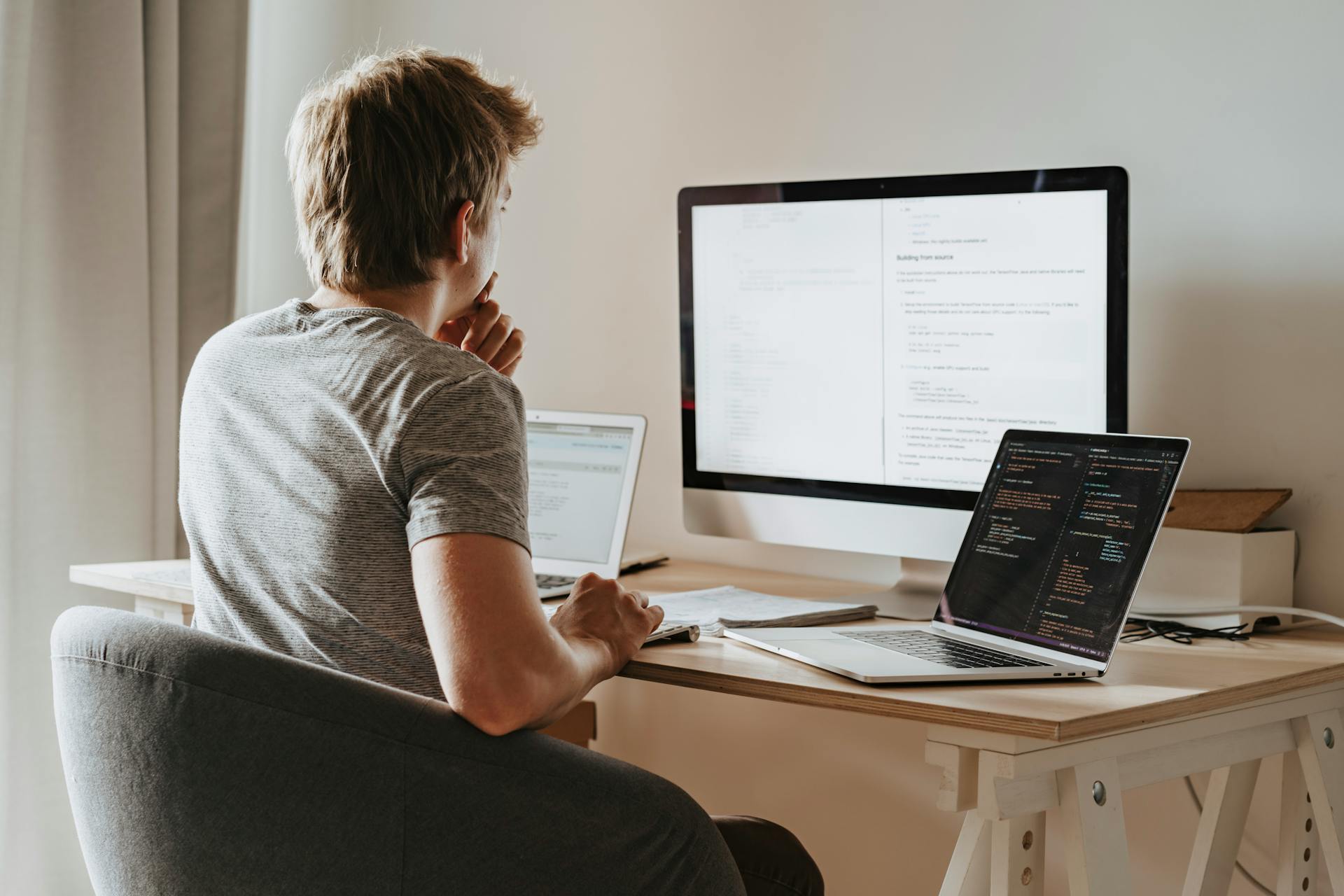 Un homme dans son bureau | Source : Pexels