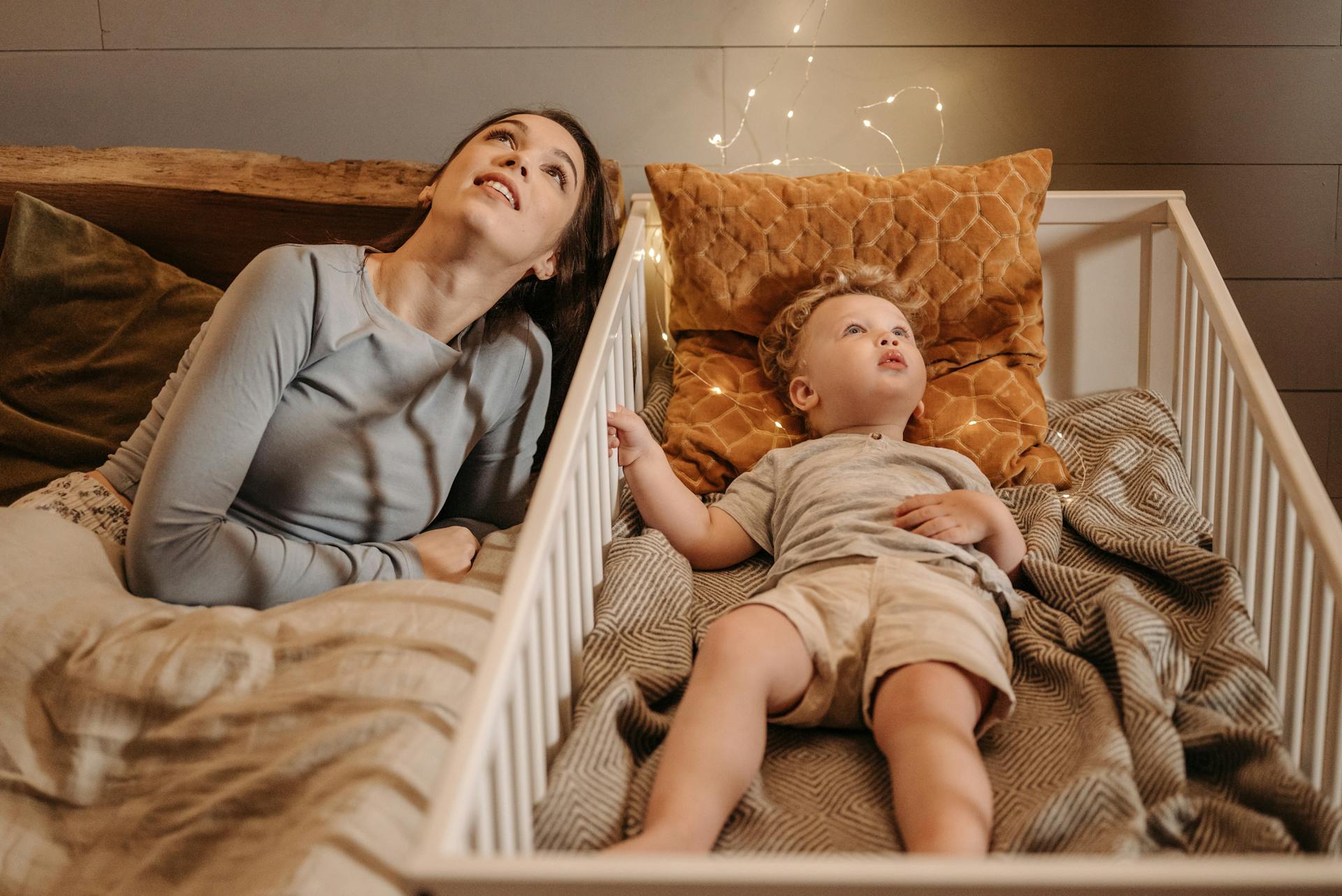 Une femme et son fils regardant le plafond la nuit | Source : Pexels