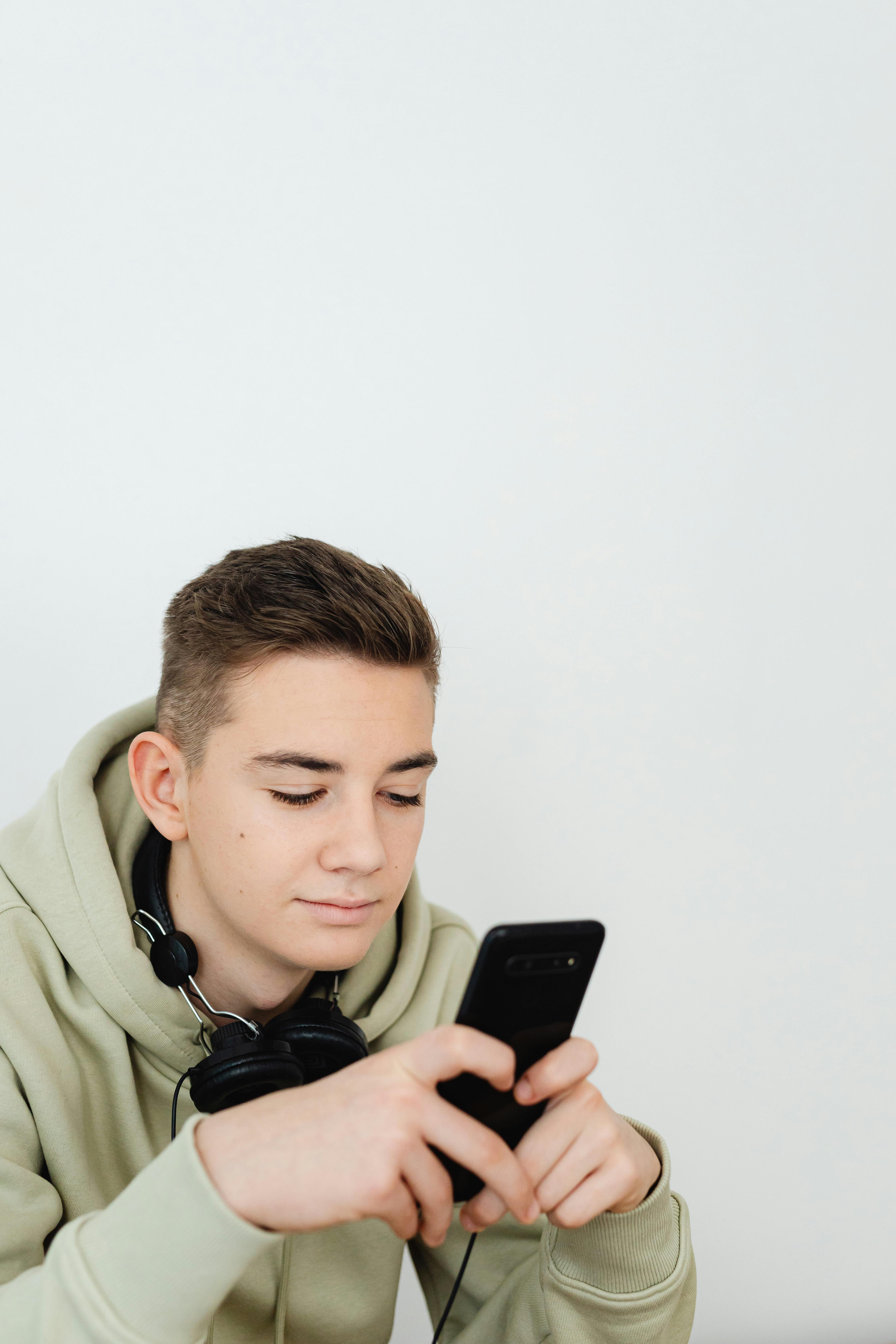 Un adolescent utilisant un téléphone | Source : Pexels
