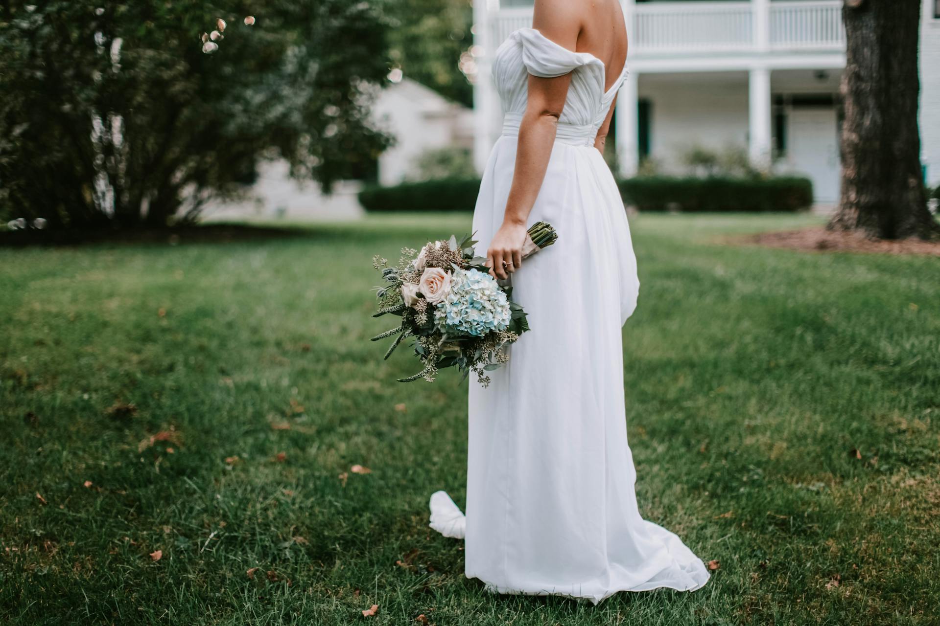 Une mariée debout sur l'herbe | Source : Pexels