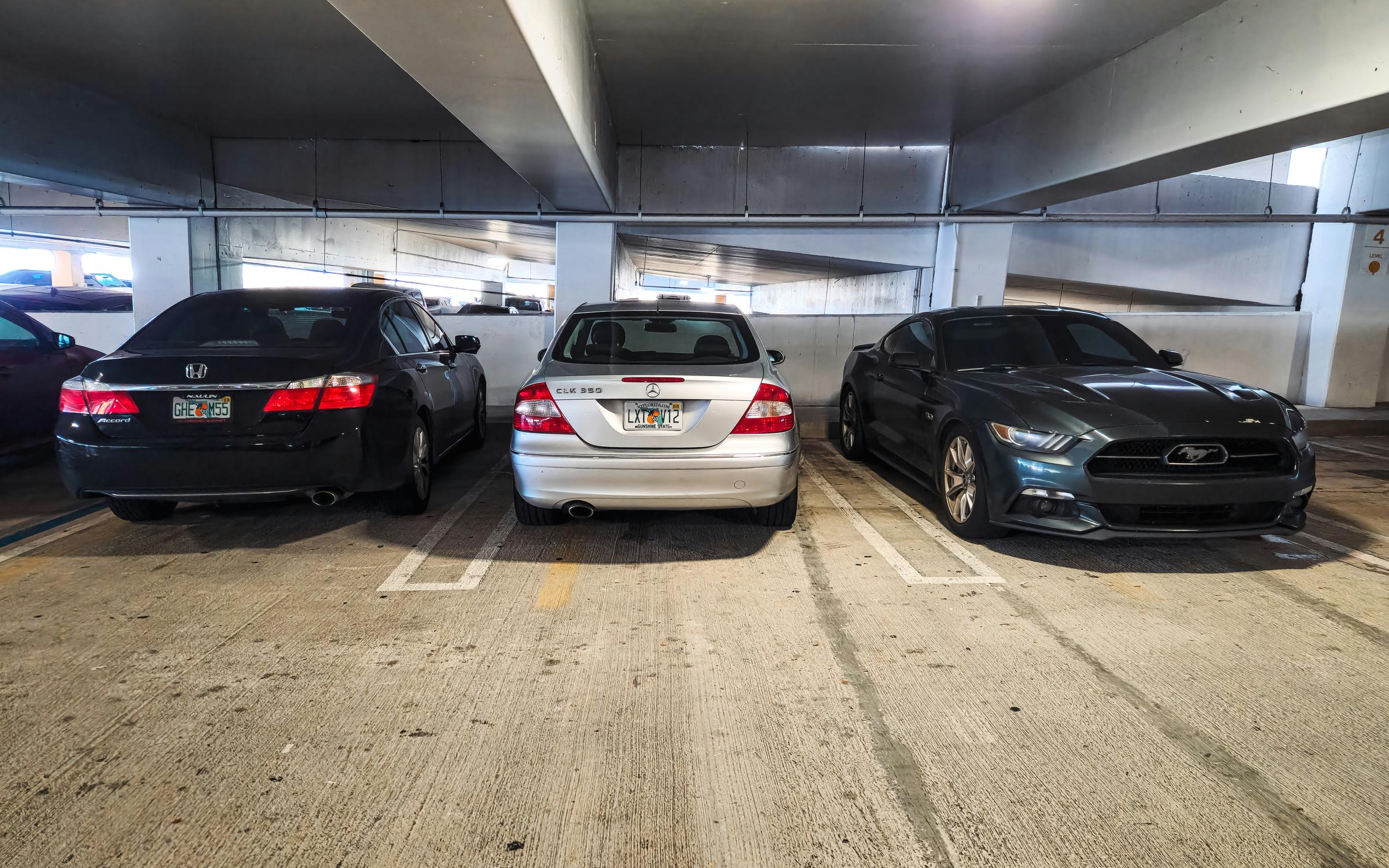 Voitures garées dans un parking | Source : Unsplash