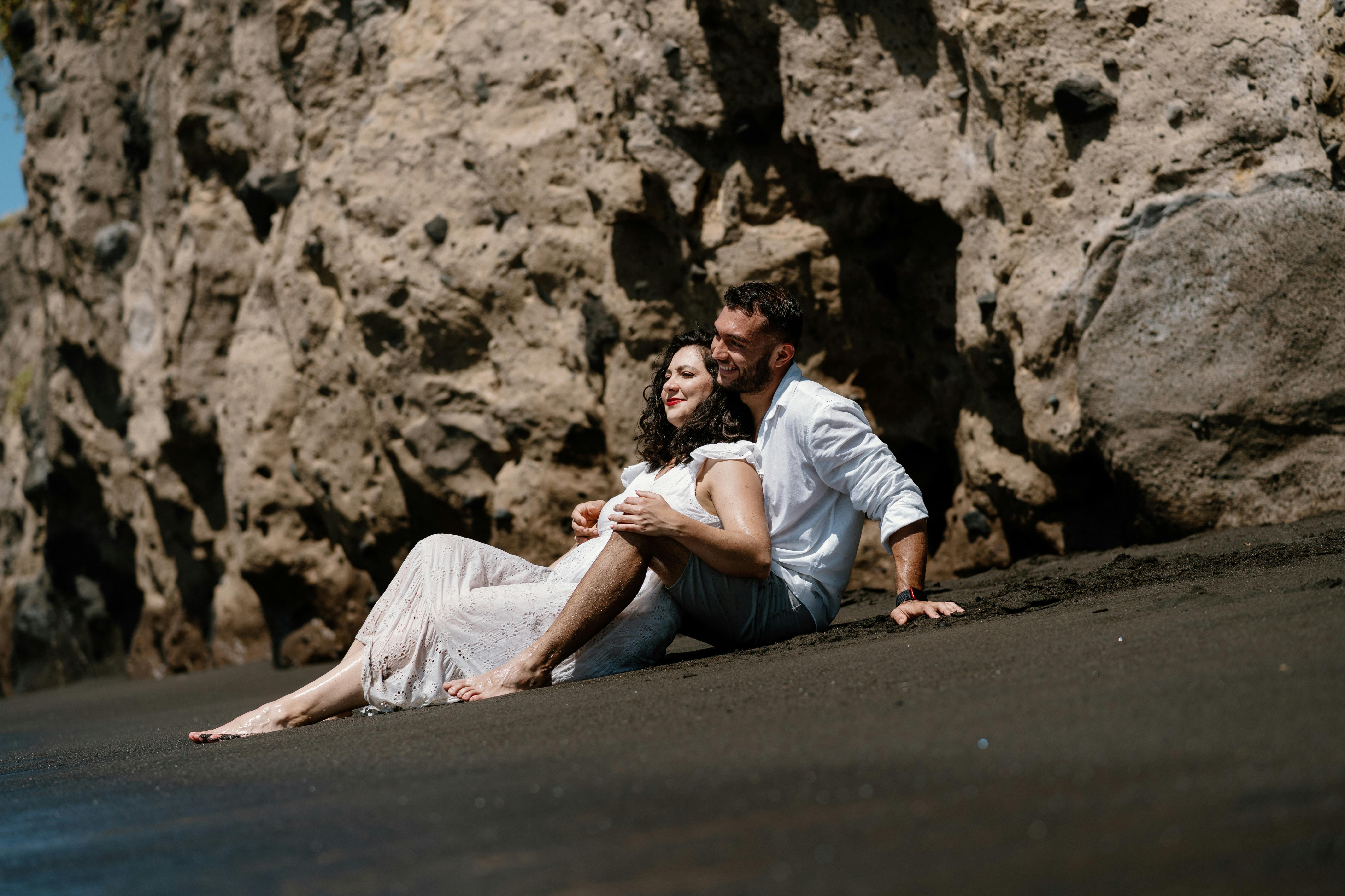 Un couple assis au bord de la plage | Source : Pexels