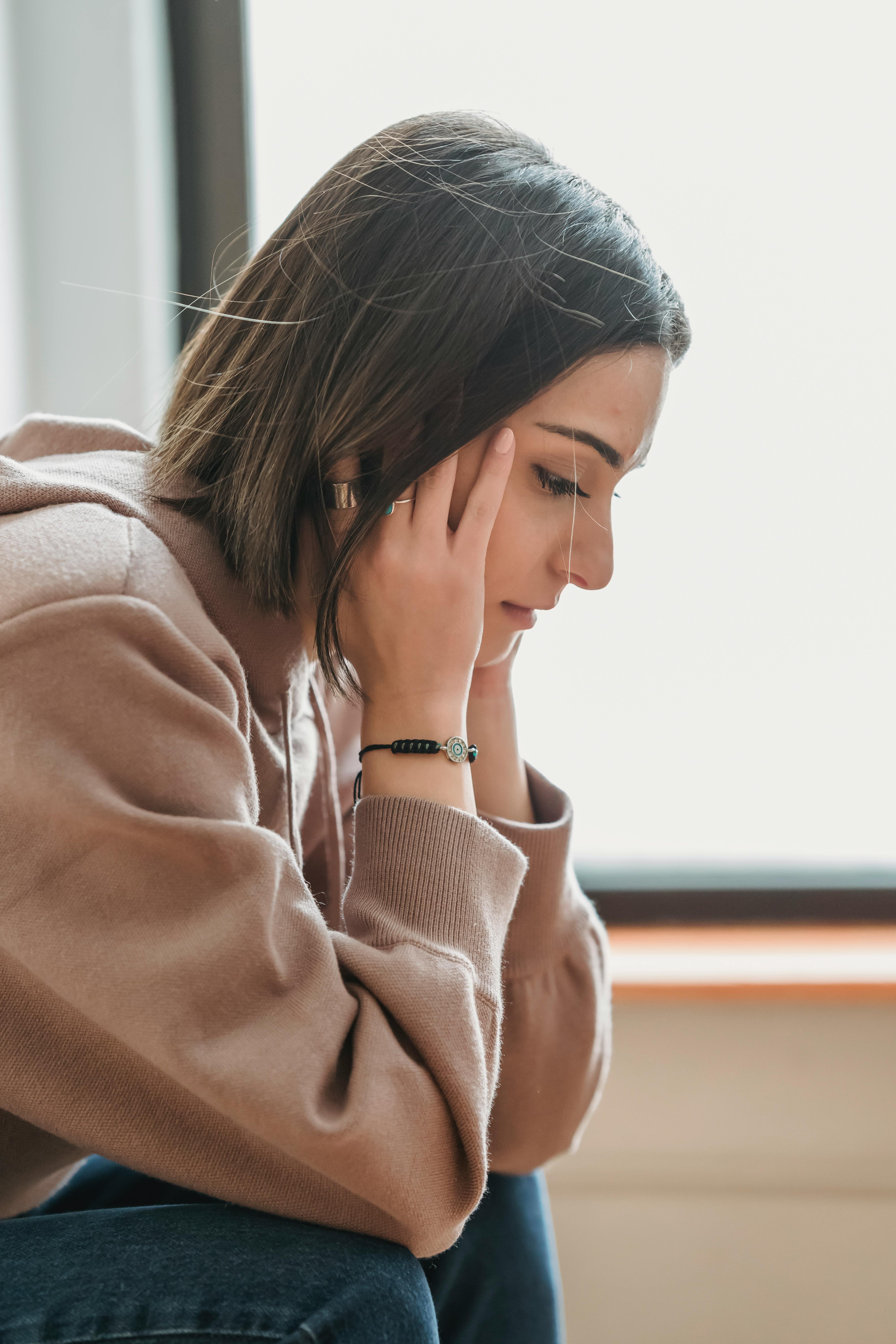 Une femme qui regarde vers le bas | Source : Pexels