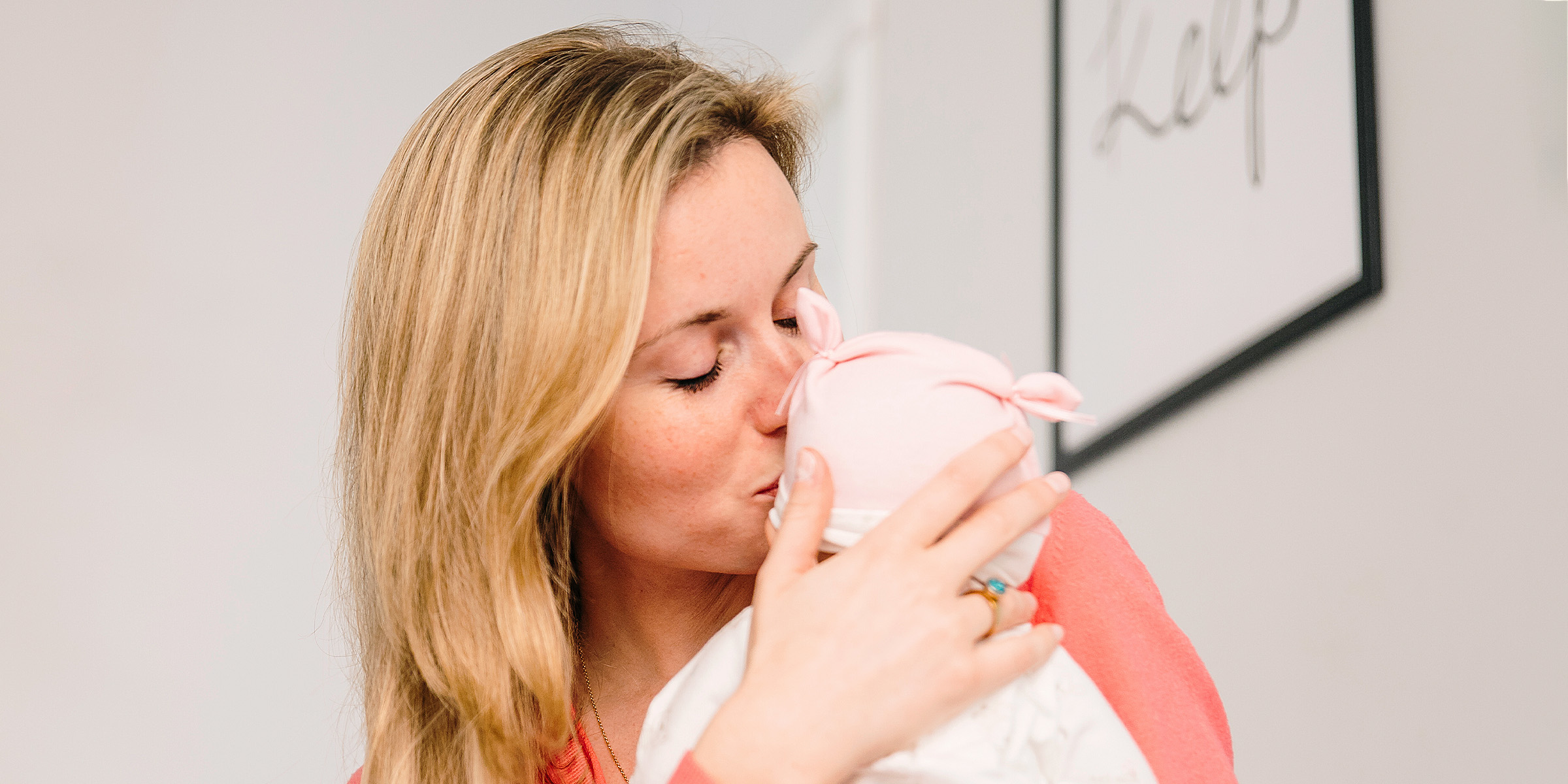 Une femme embrasse son bébé | Source : Freepik