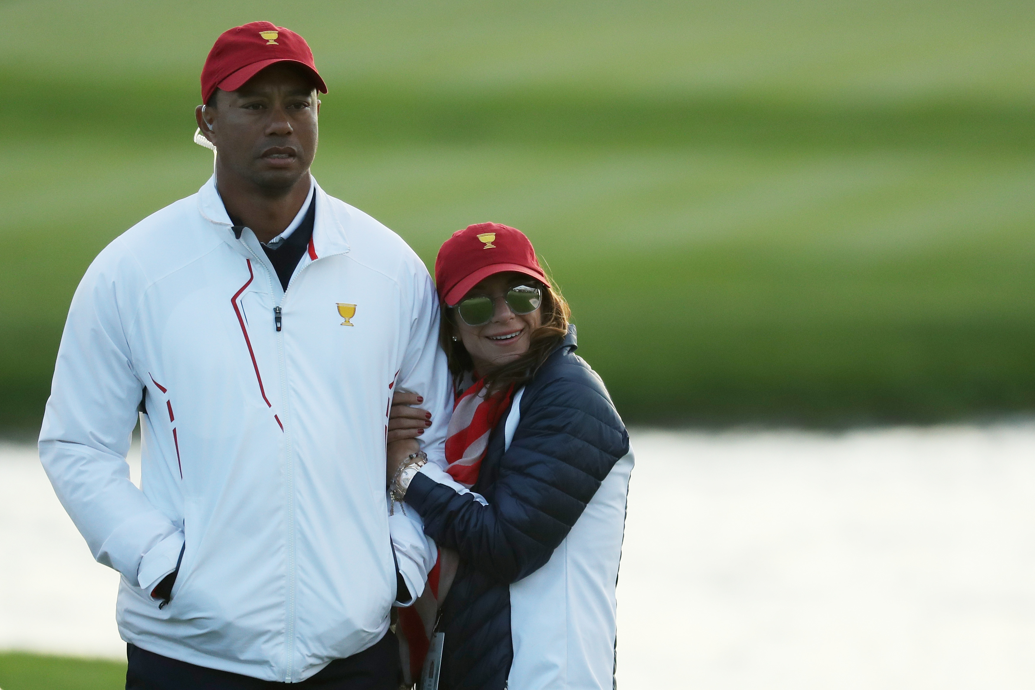 Tiger Woods de l'équipe américaine et Erica Herman regardent pendant les matchs du samedi à quatre balles de la Coupe des présidents, le 30 septembre 2017, au Liberty National Golf Club à Jersey City, New Jersey | Source : Getty Images