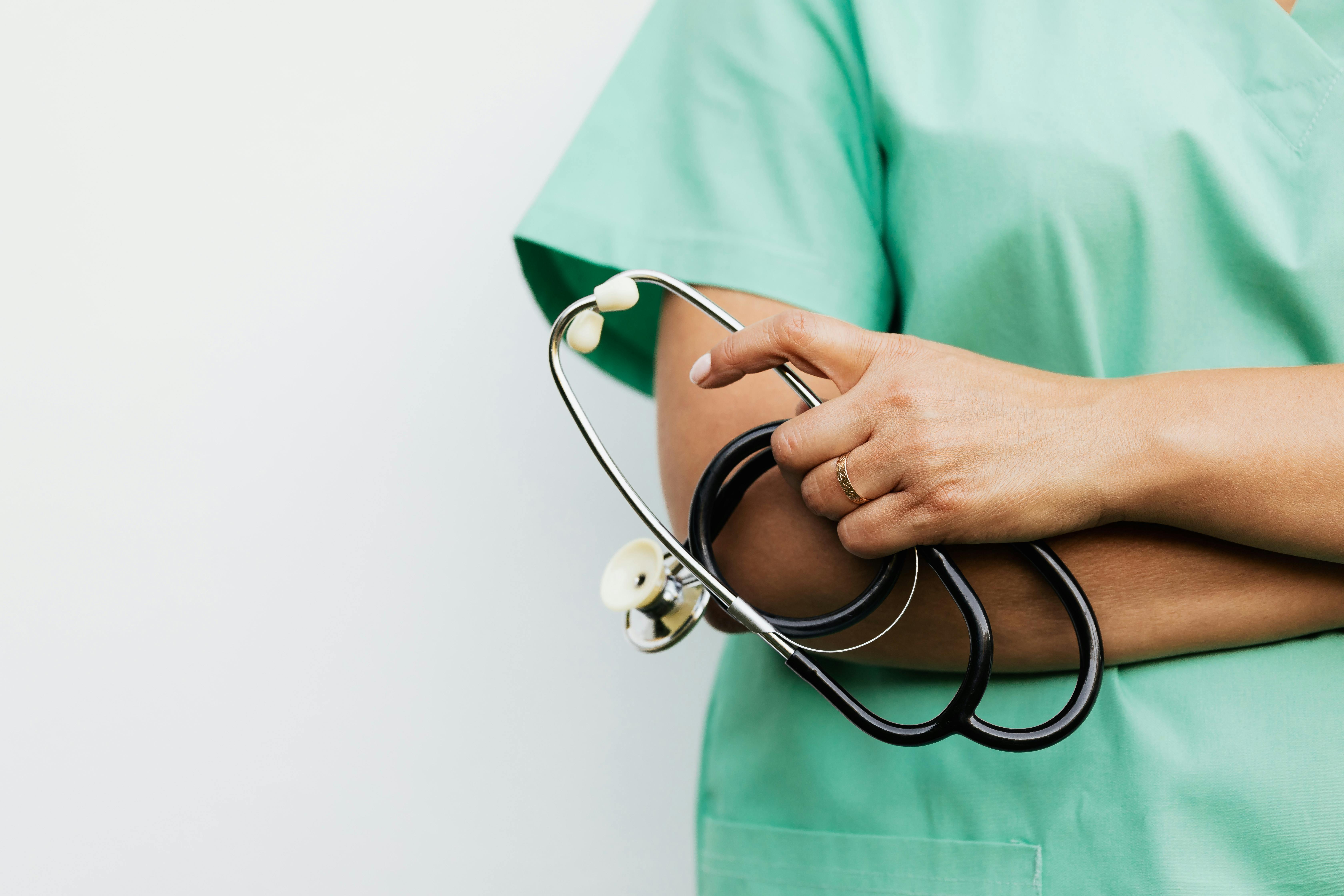 Une infirmière tenant un stéthoscope | Source : Pexels