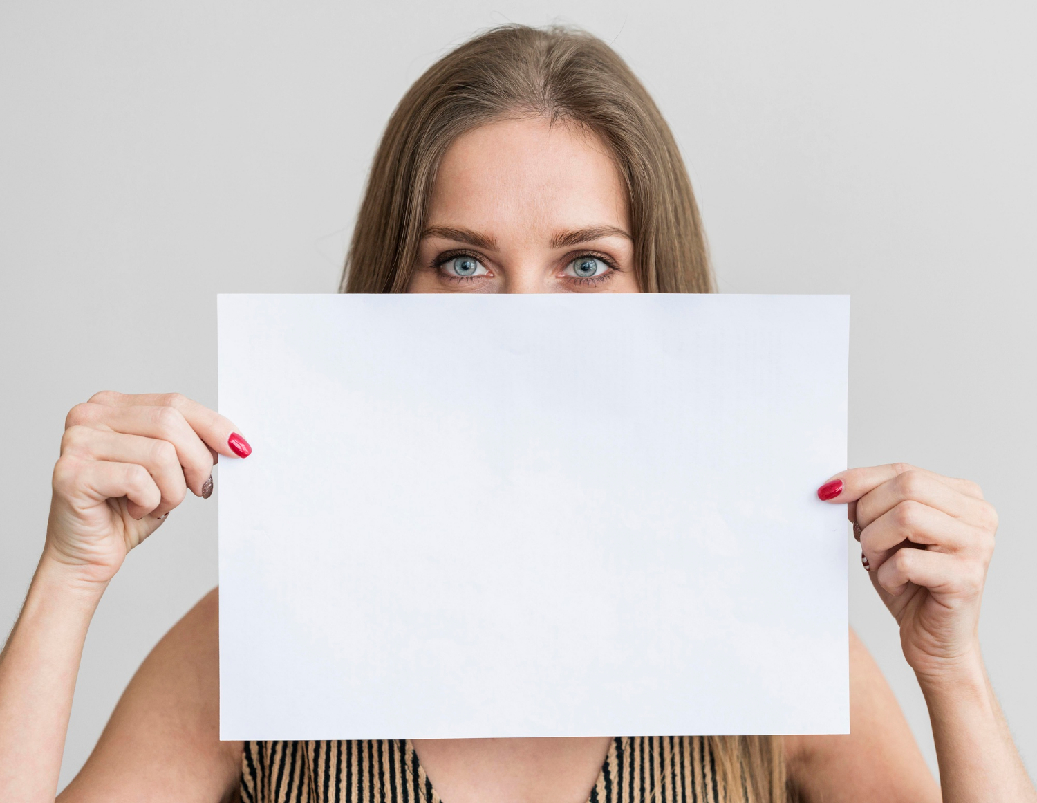 Une femme tenant une feuille de papier | Source : Freepik