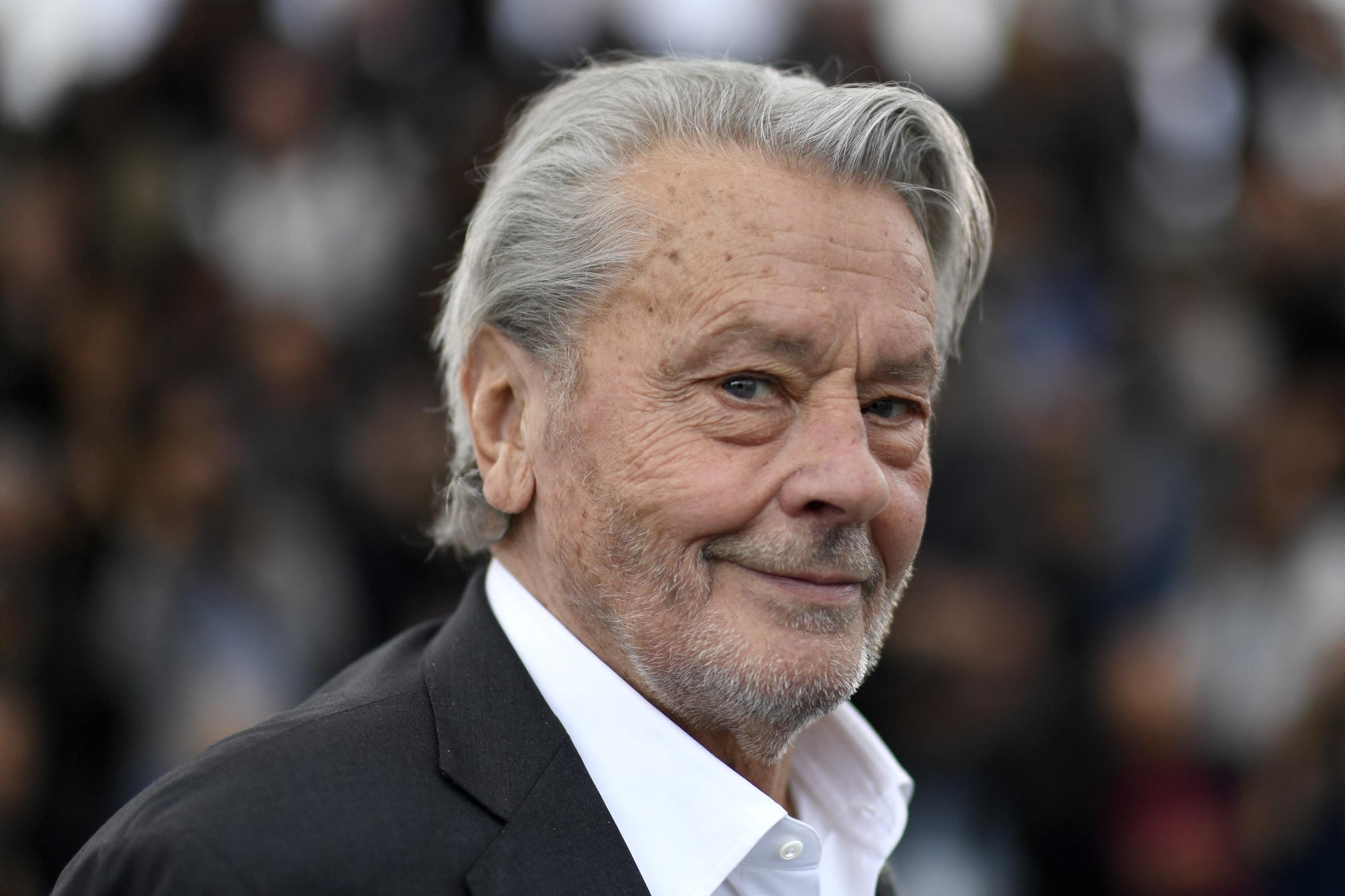 L'acteur français Alain Delon pose lors d'une séance photo avant de recevoir la Palme d'honneur lors de la 72e édition du Festival de Cannes, à Cannes, dans le sud de la France, le 19 mai 2019 I Source : Getty Images