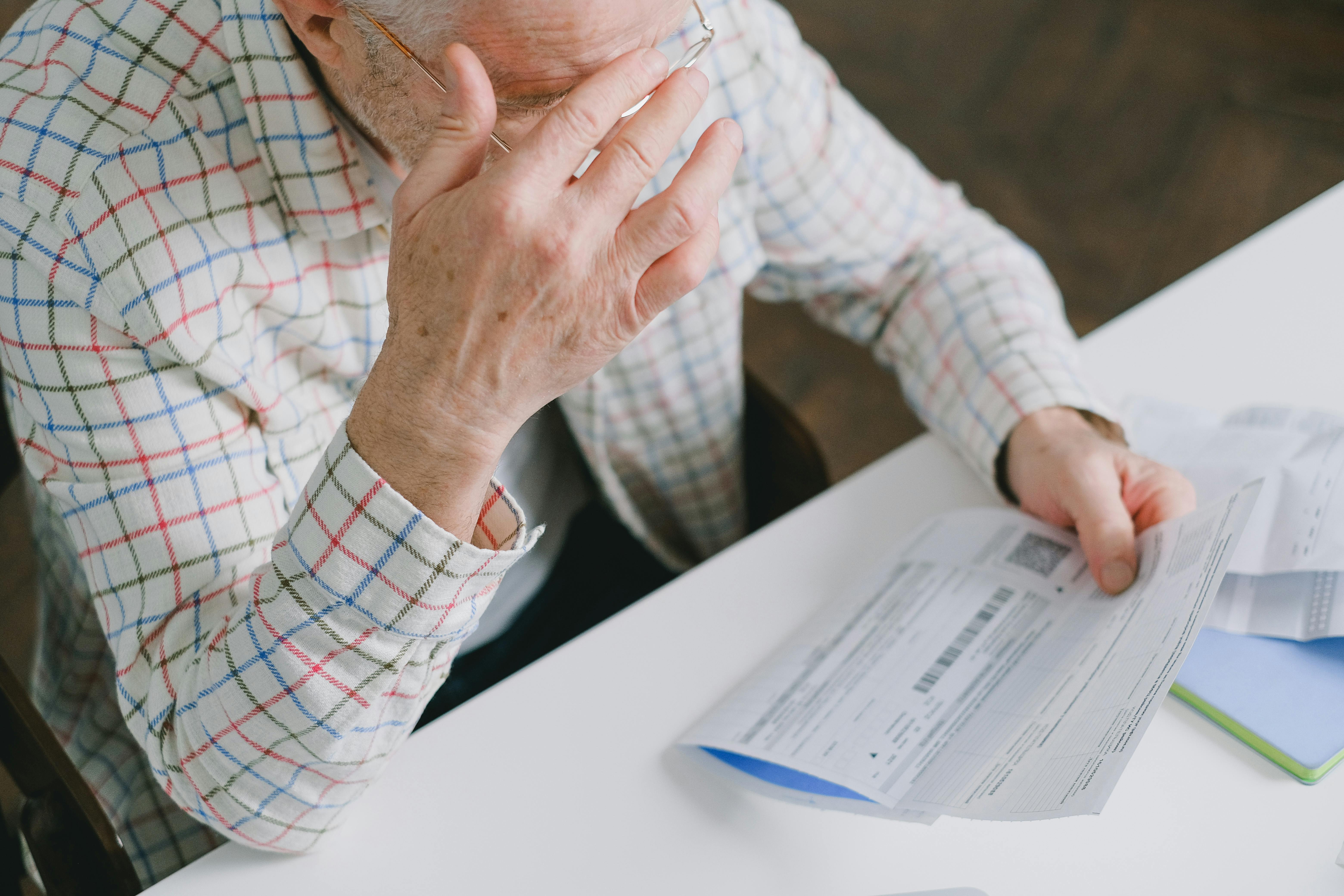 Homme âgé tenant un morceau de papier | Source : Pexels