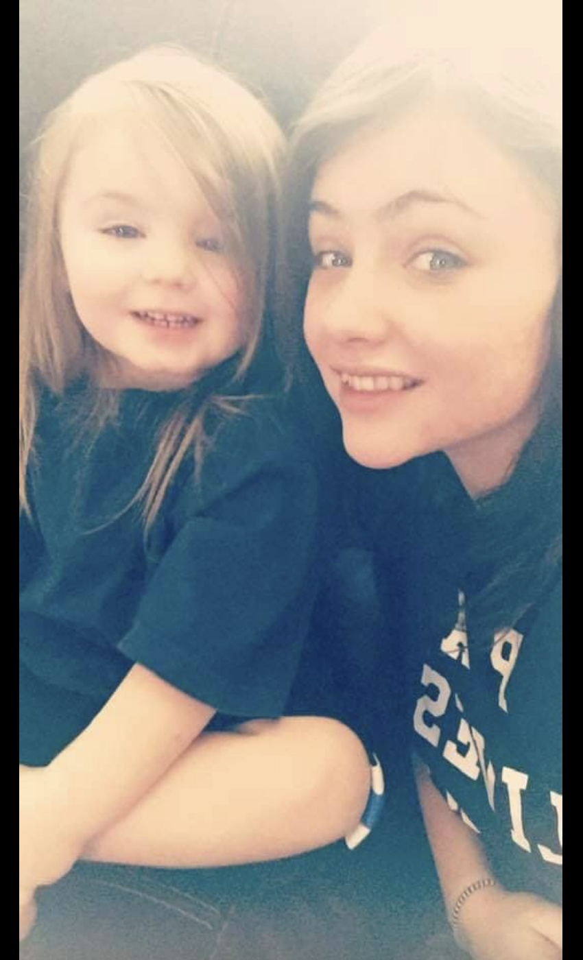Emouree Johnson avec sa maman, Karli Bordner, comme on le voit dans un post daté du 11 mai 2024 | Source : Facebook/jennifer.bordner