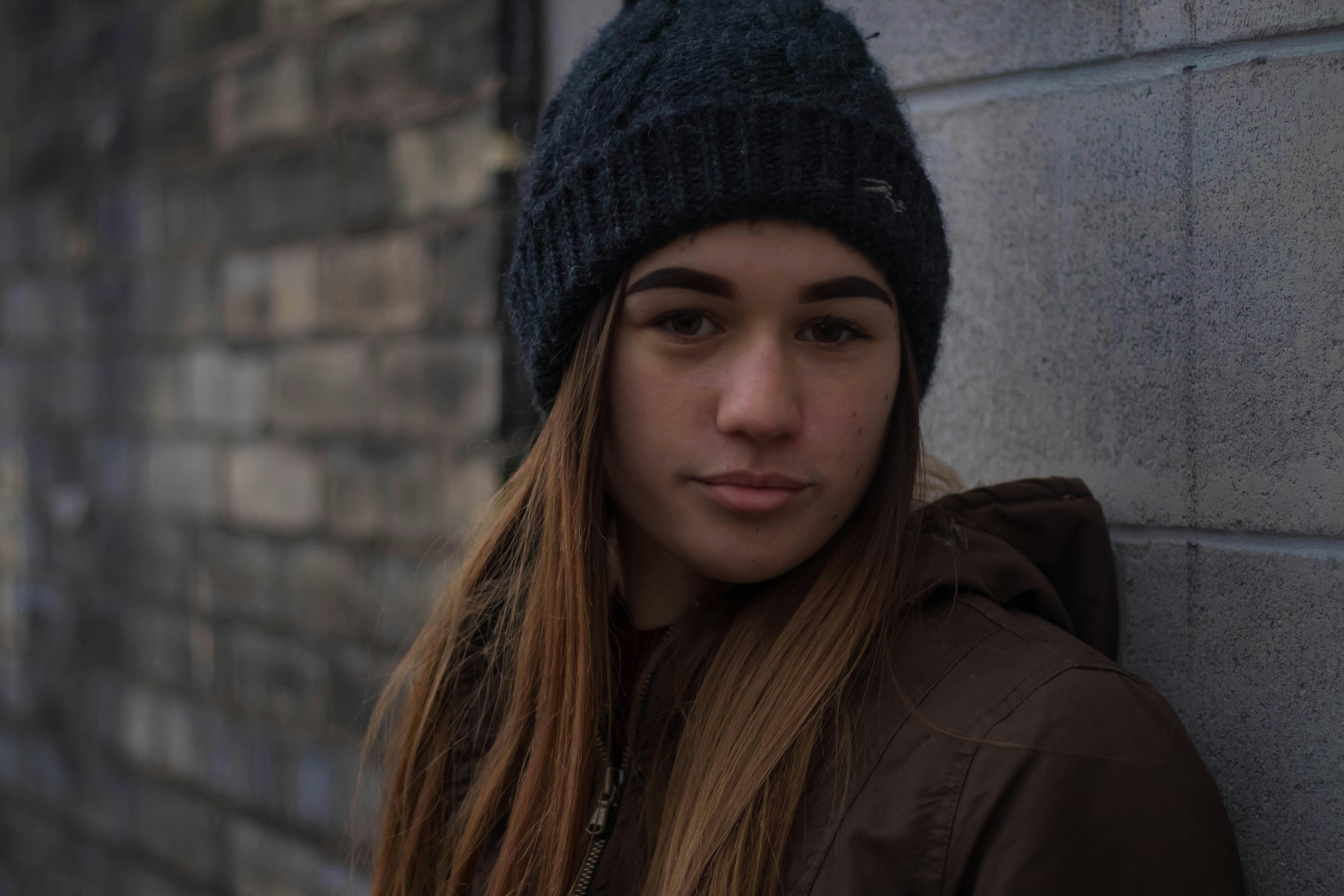 Un adolescente portant un bonnet | Source : Pexels