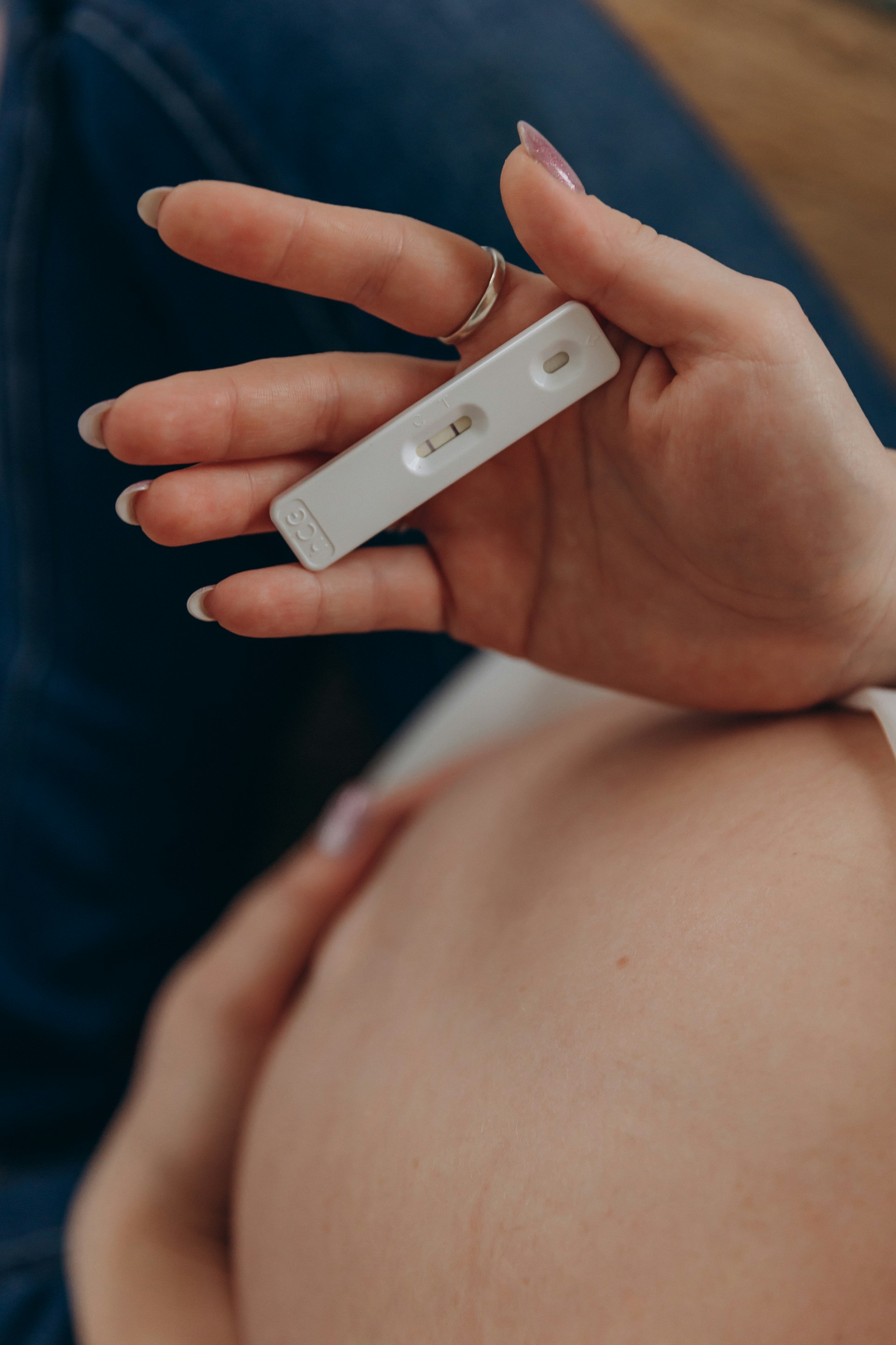 Une femme tenant un test de grossesse | Source : Unsplash