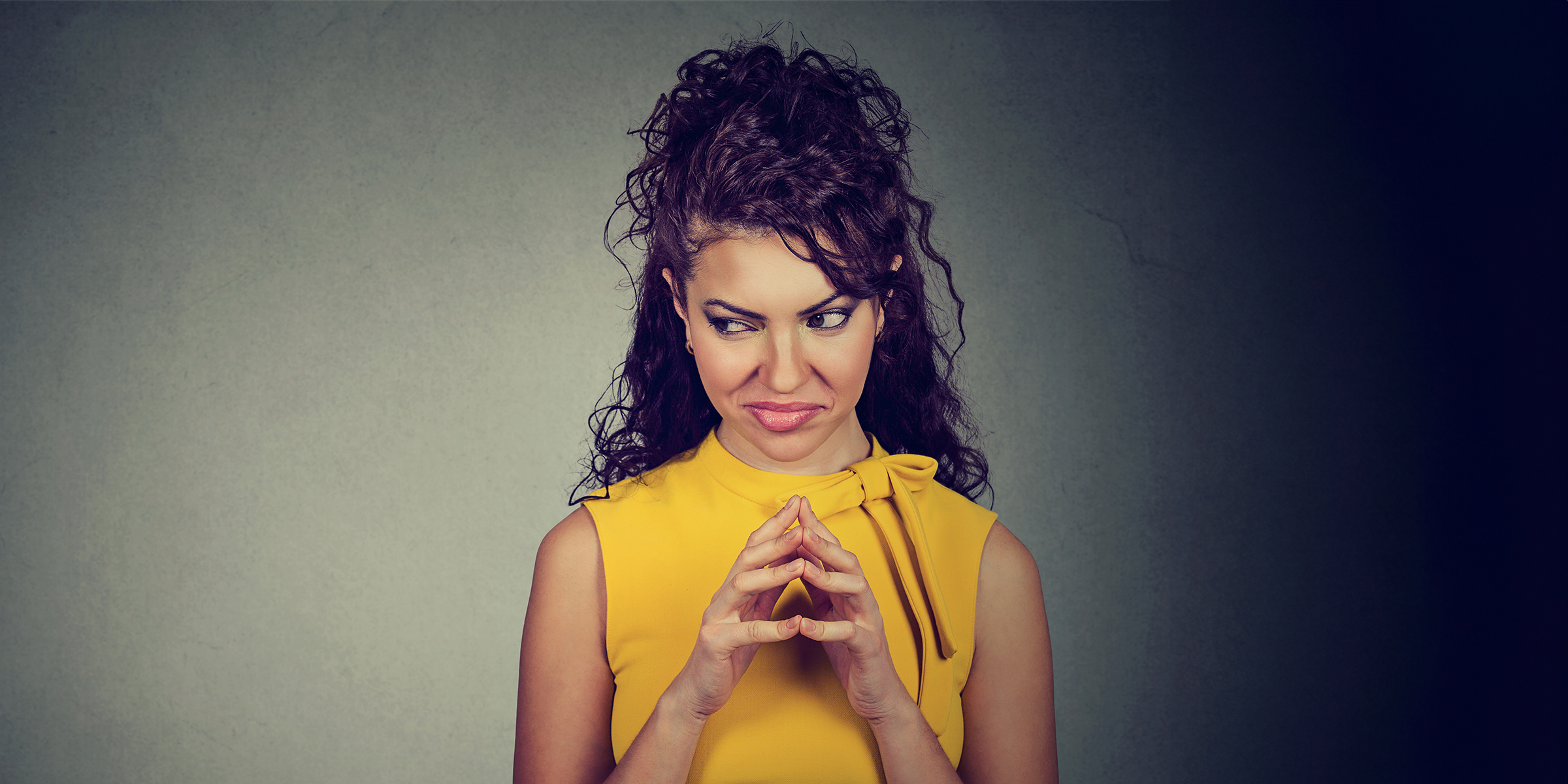 Une femme en train de préparer un mauvais coup | Source : Shutterstock