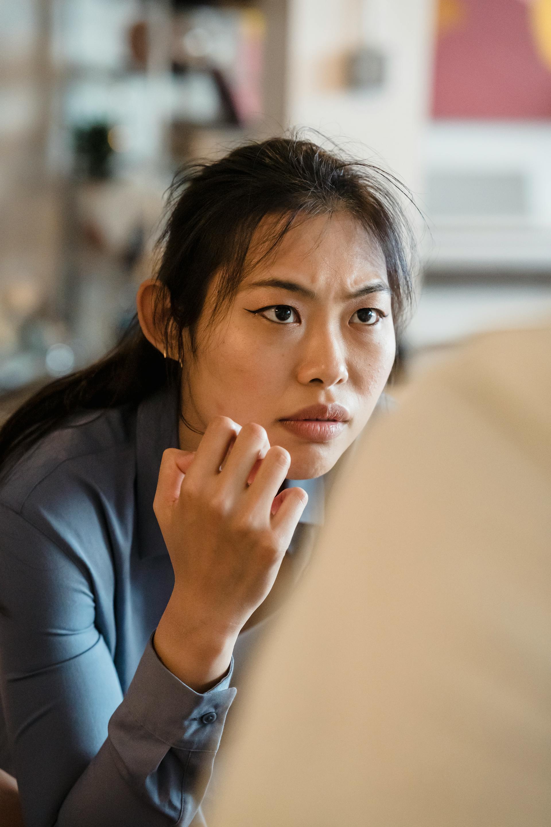 Une femme inquiète regardant quelqu'un | Source : Pexels