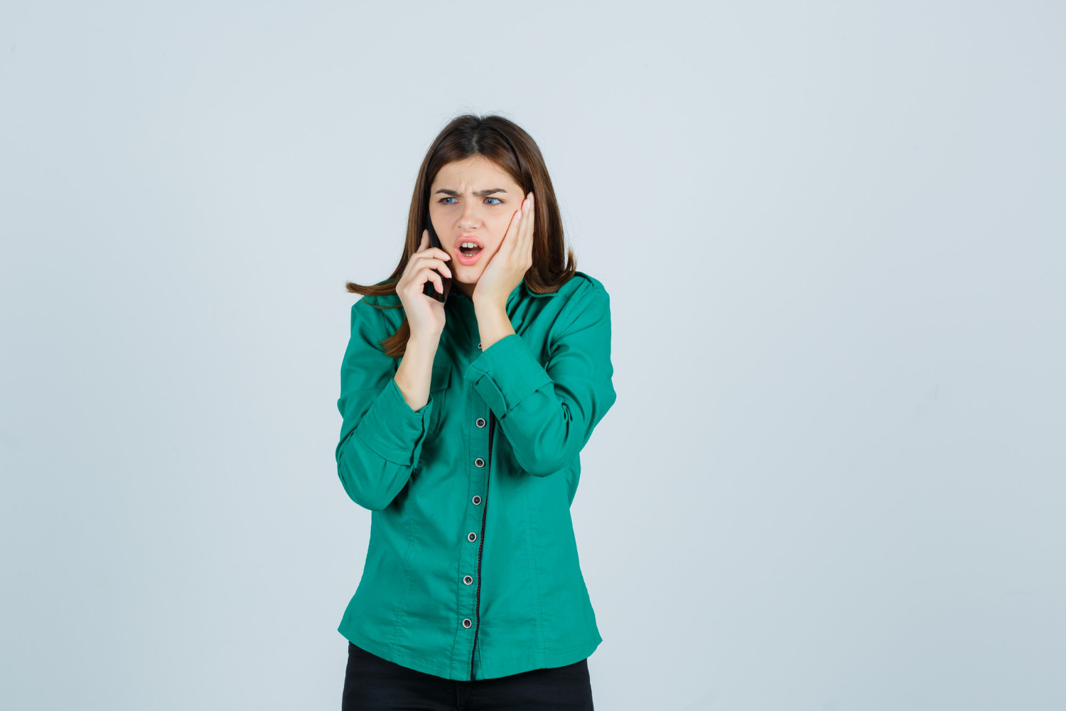 Une femme agacée au téléphone | Source : Freepik