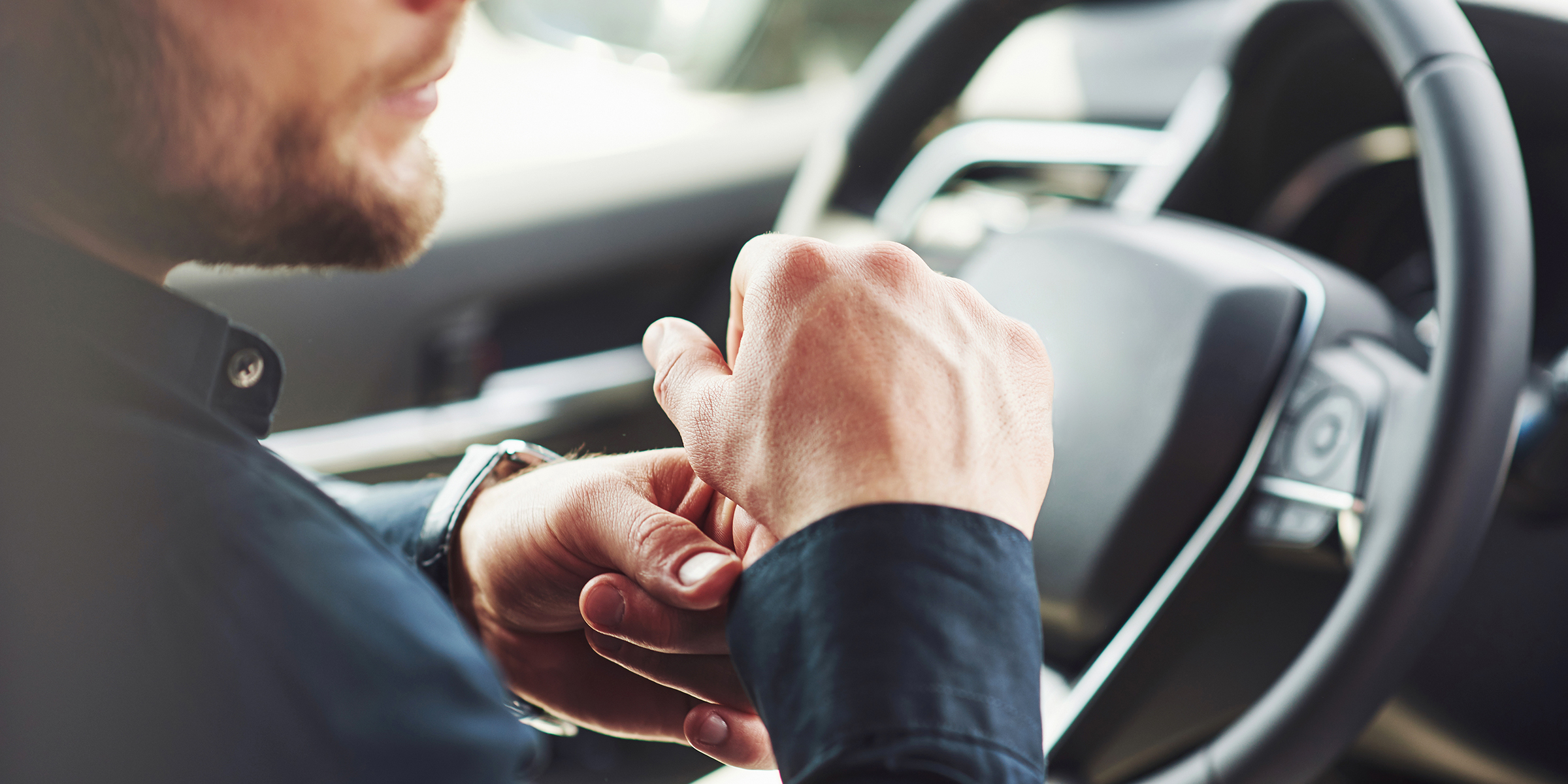 Un homme assis dans sa voiture | Source : Shutterstock
