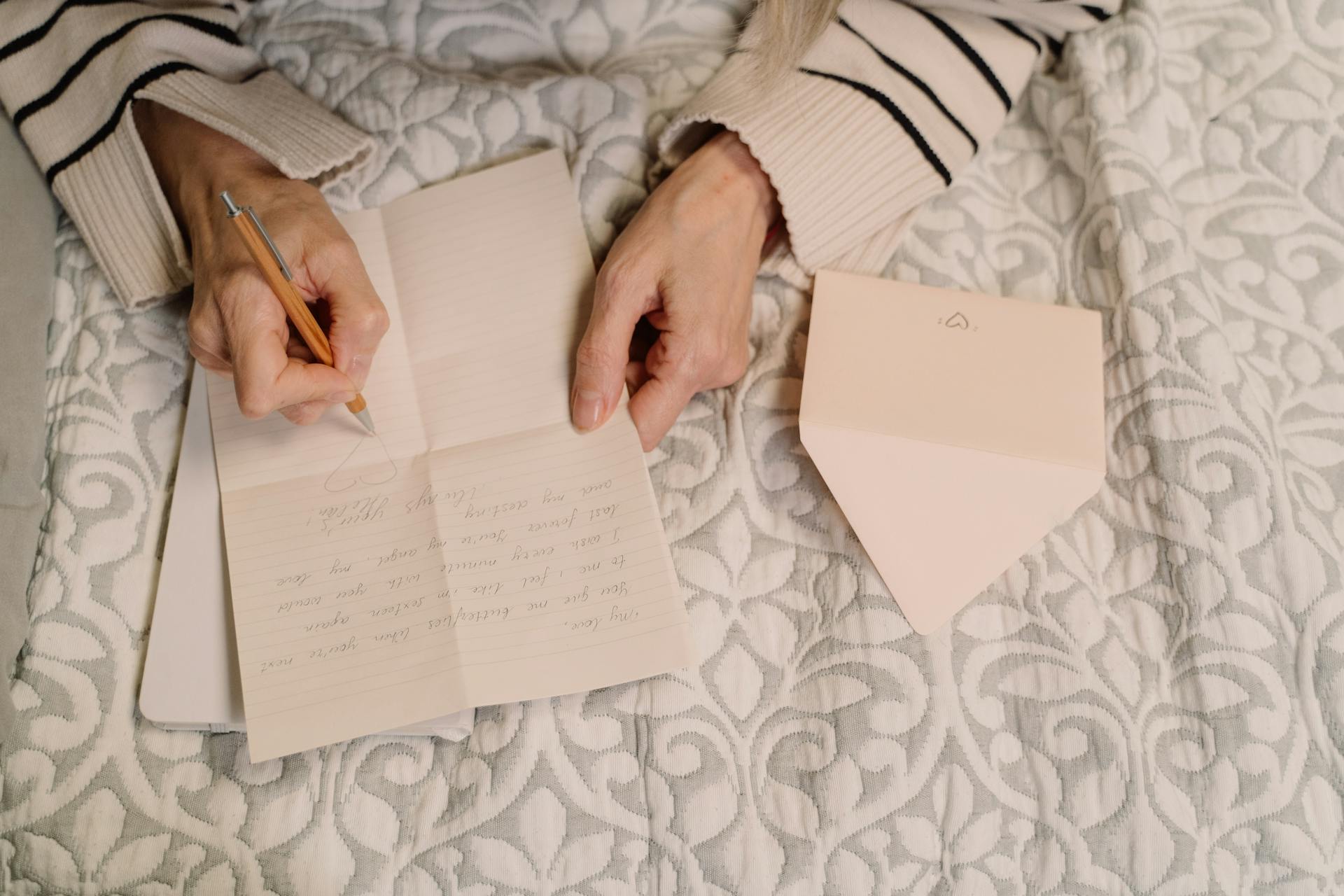 Une femme qui écrit une lettre | Source : Pexels