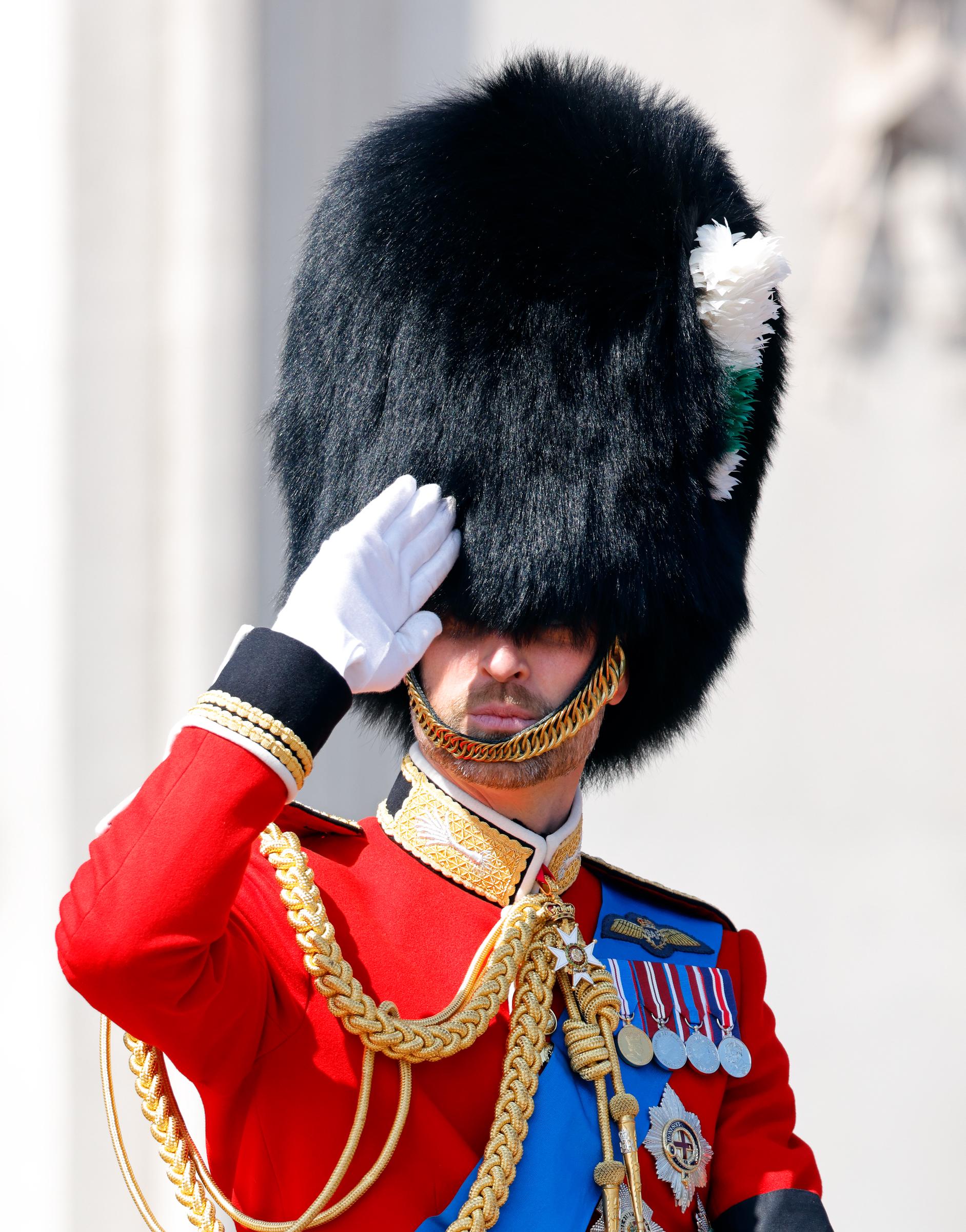Le prince William salue alors qu'il quitte le palais de Buckingham à cheval, le 14 juin 2025 | Source : Getty Images
