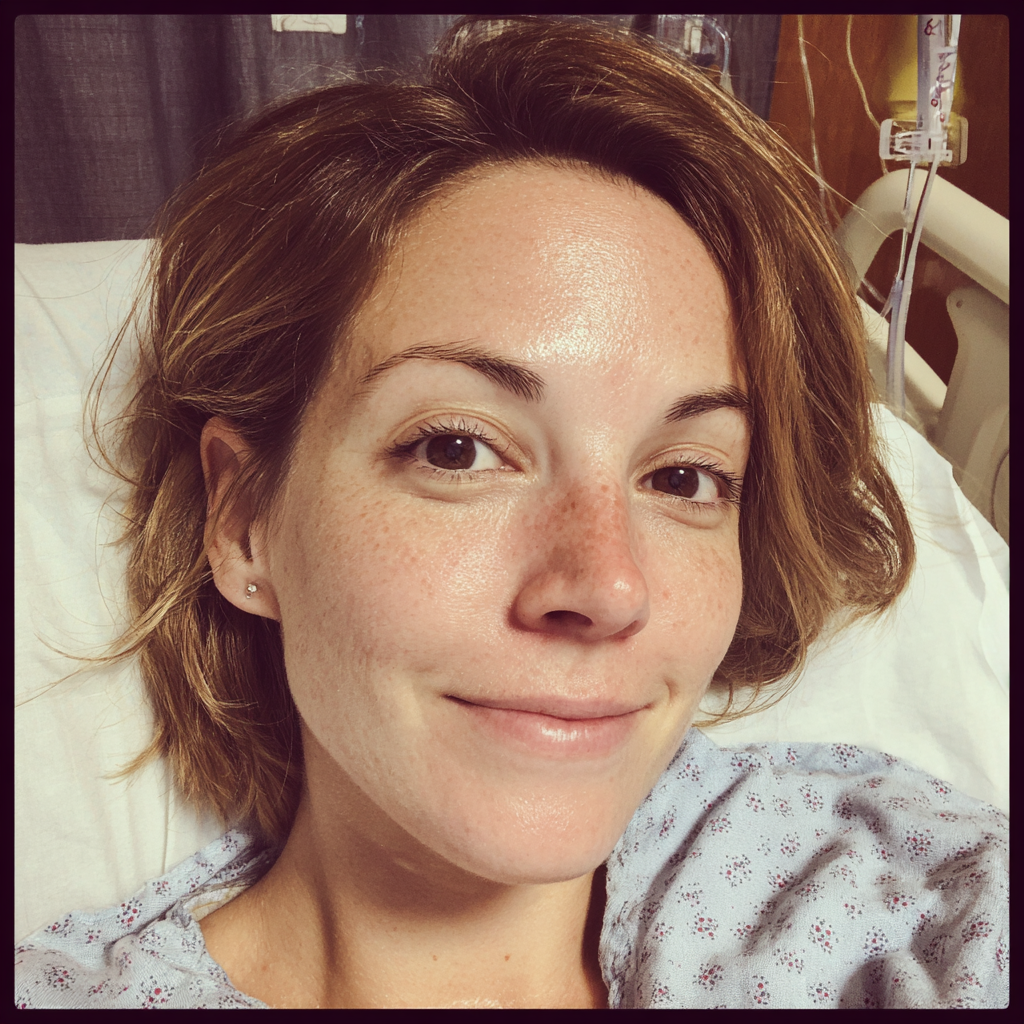 Une femme souriante dans un lit d'hôpital | Source : Midjourney