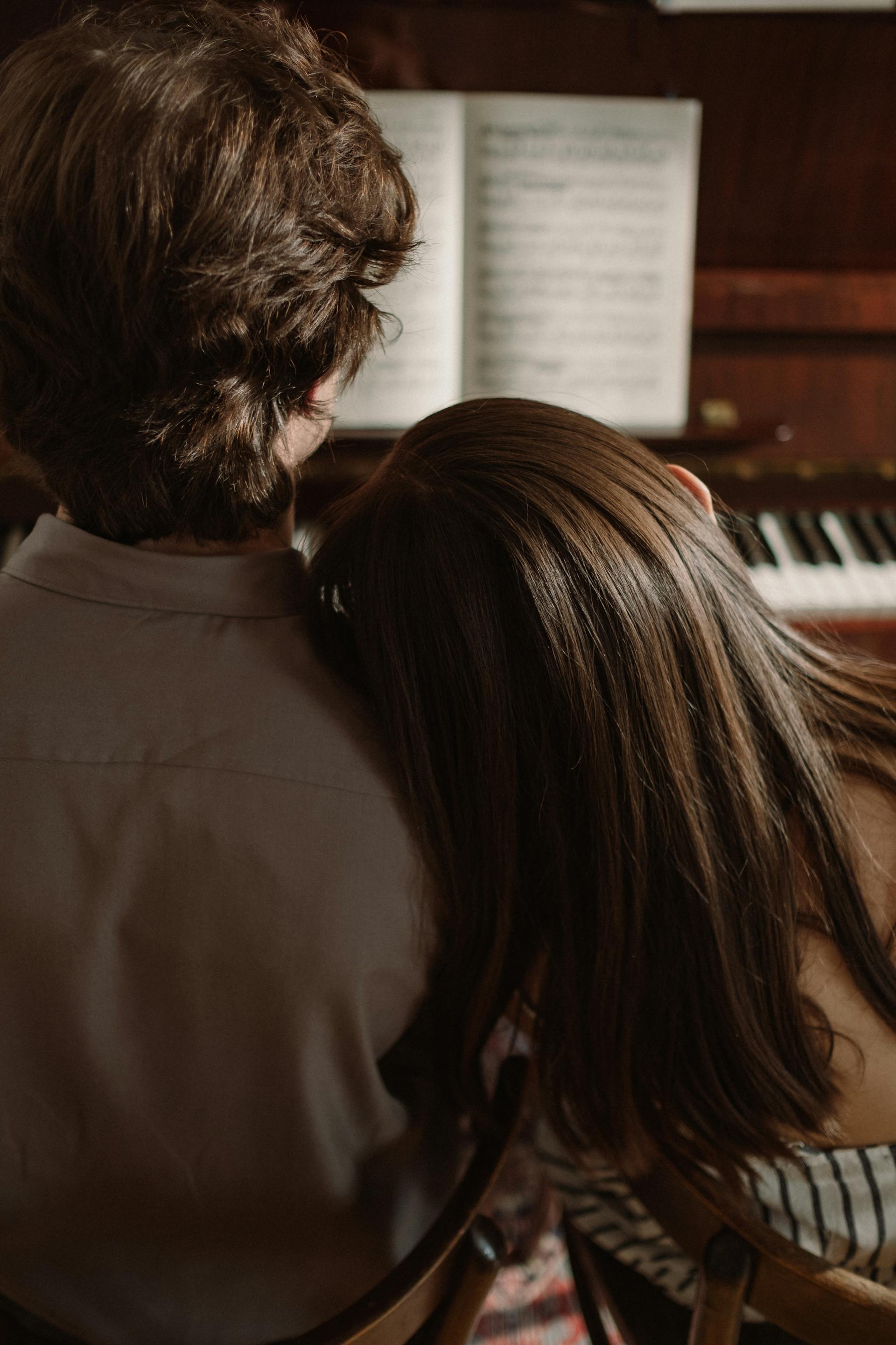 Une femme qui pose sa tête sur l'épaule d'un homme | Source : Pexels
