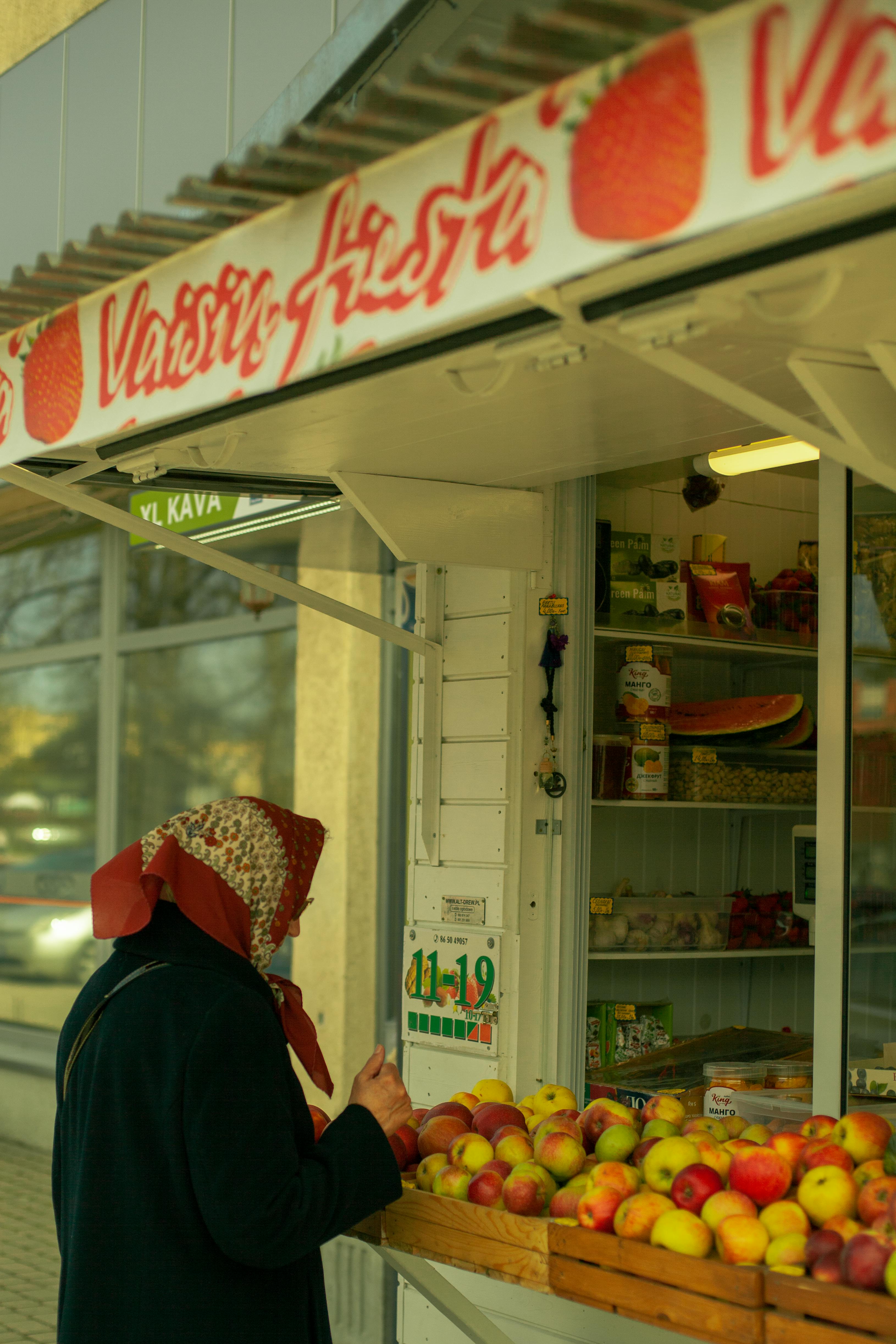 Une femme âgée dans une épicerie | Source : Pexels