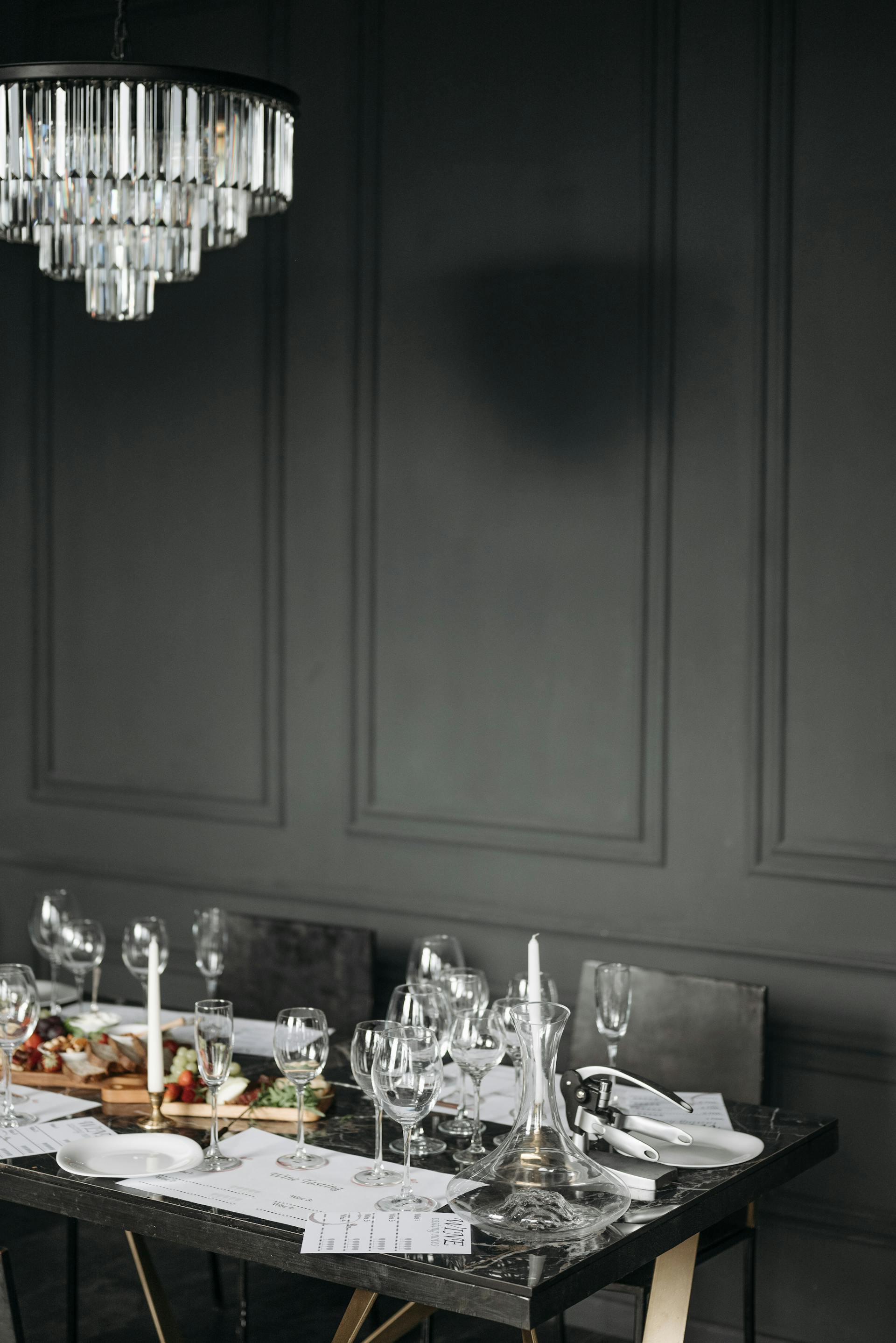 Une table dressée pour un dîner formel | Source : Pexels