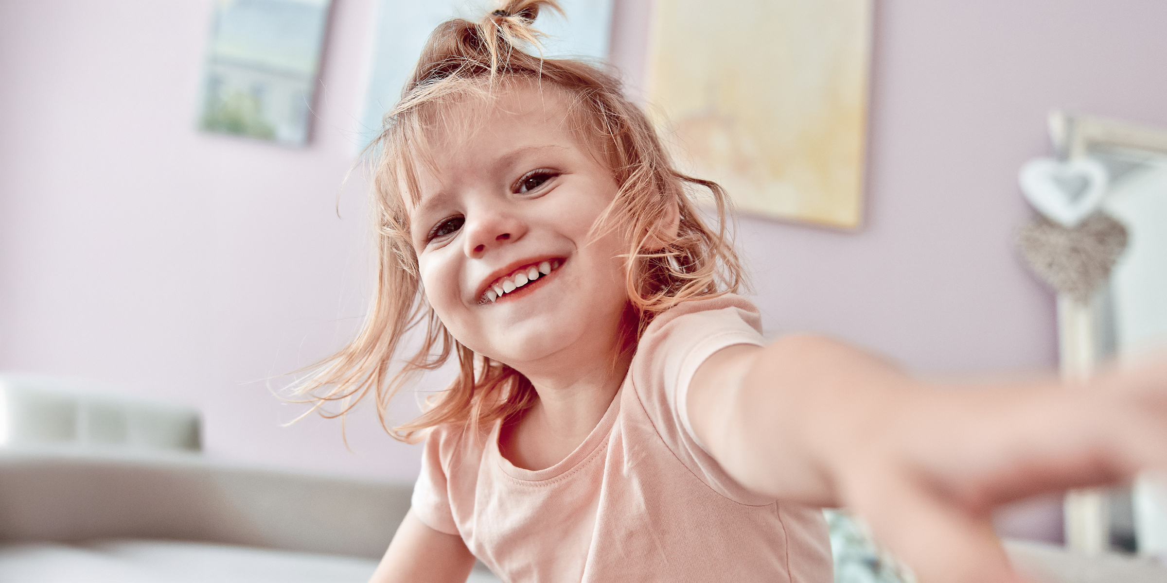 Une petite fille heureuse | Source : Shutterstock