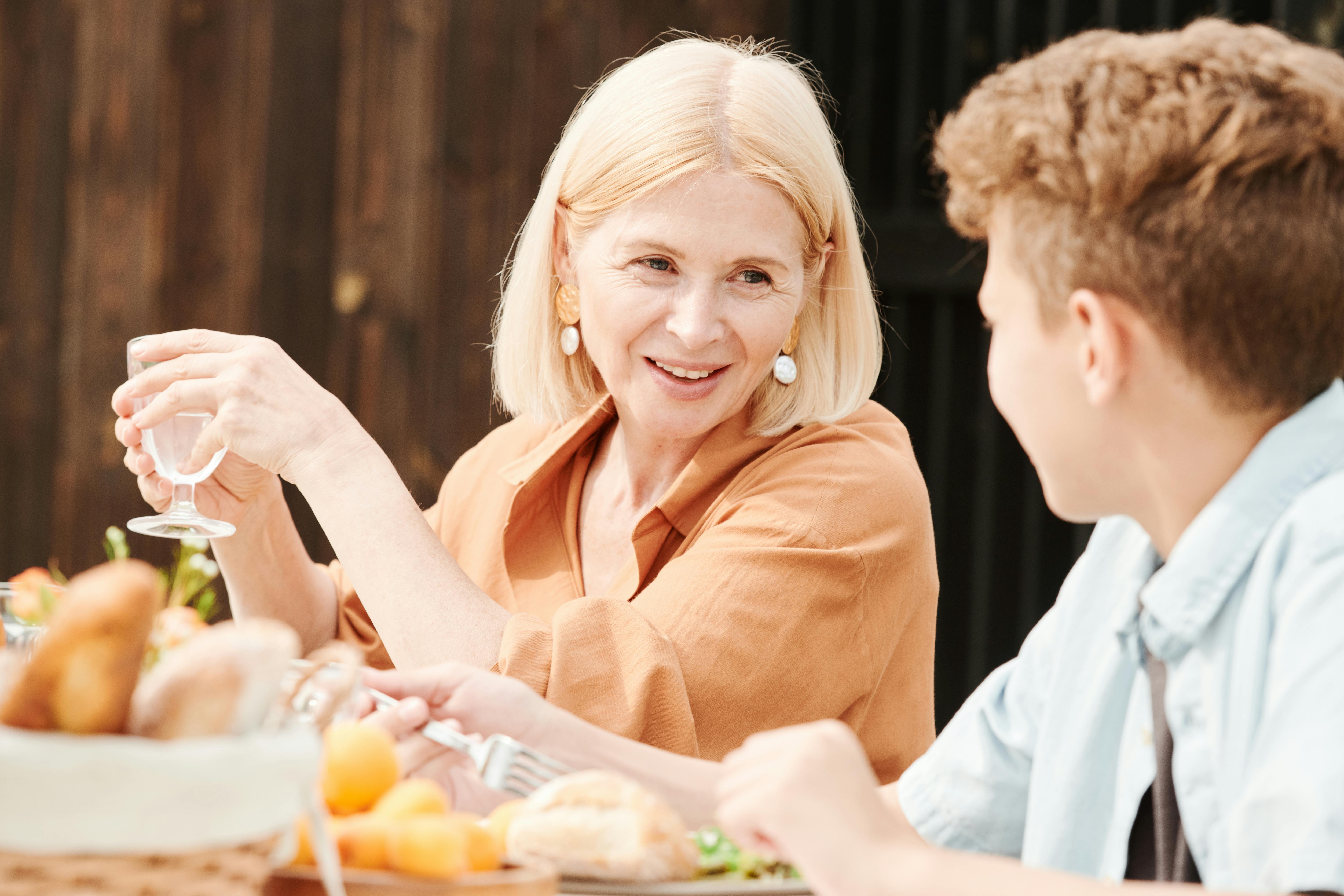 Femme parlant à un petit garçon | Source : Pexels