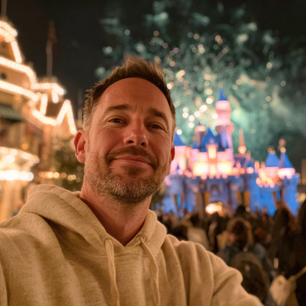 Gros plan sur un homme souriant | Source : Midjourney