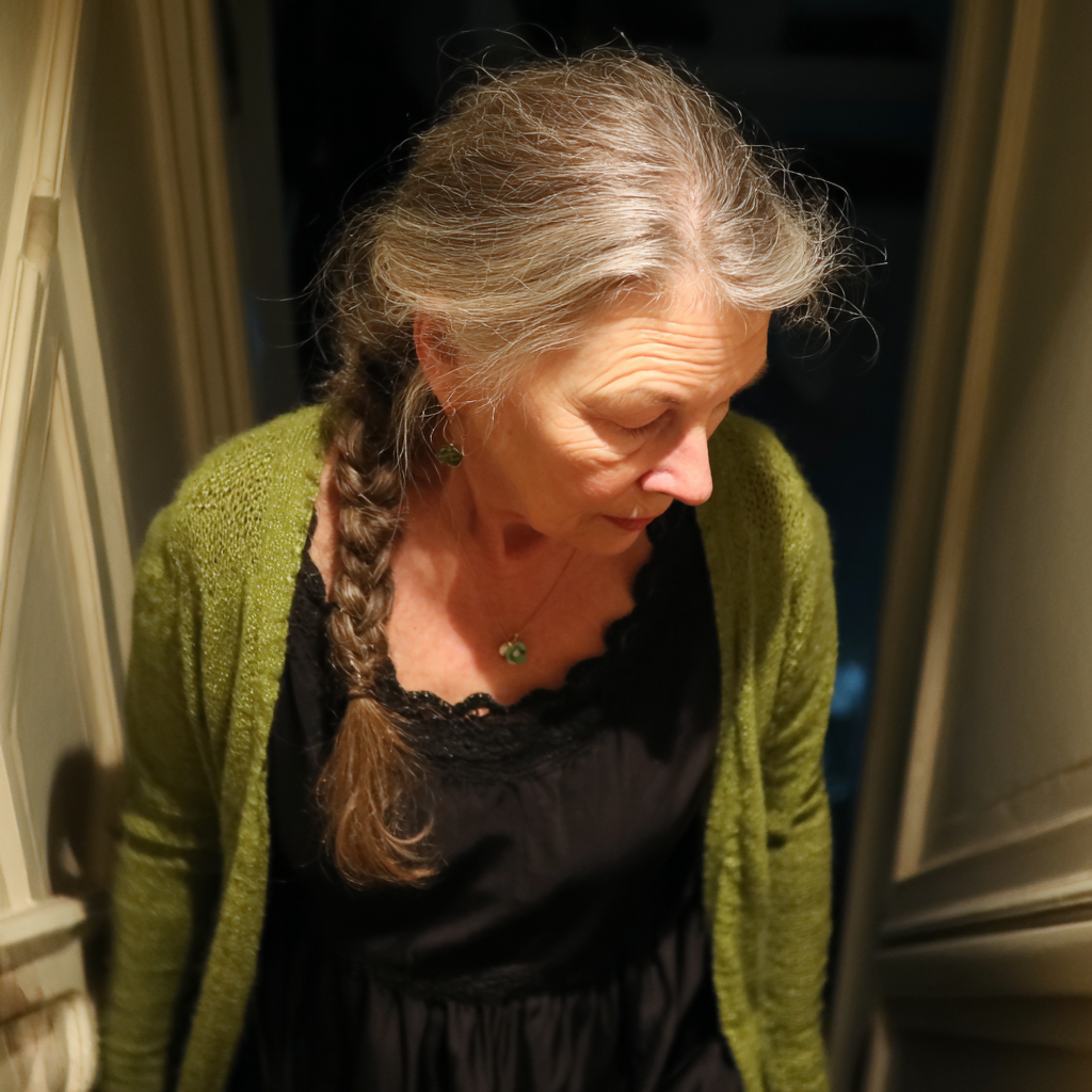 Une femme qui monte un escalier | Source : Midjourney